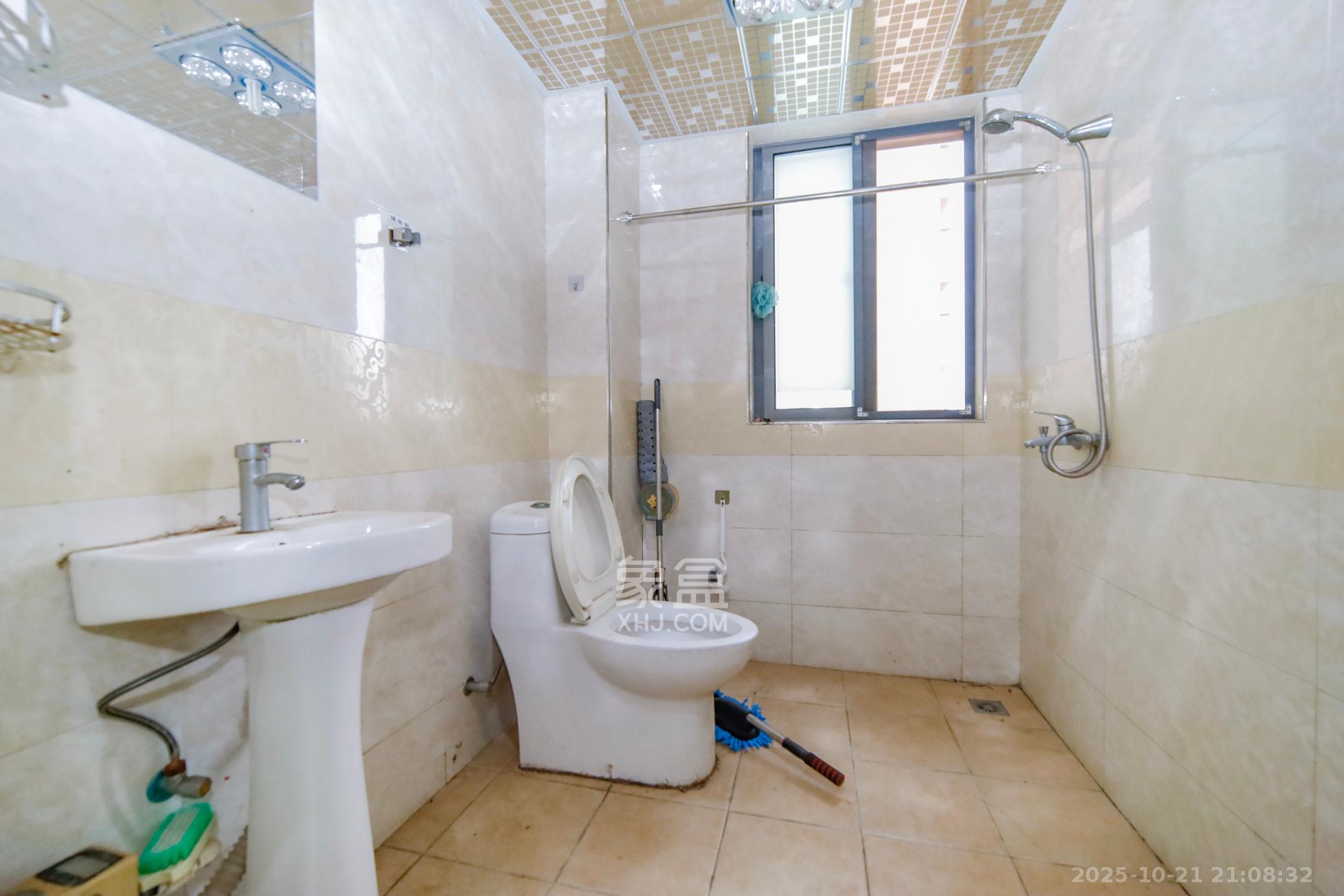 上海城小区  3室2厅2卫    82.0万卫生间