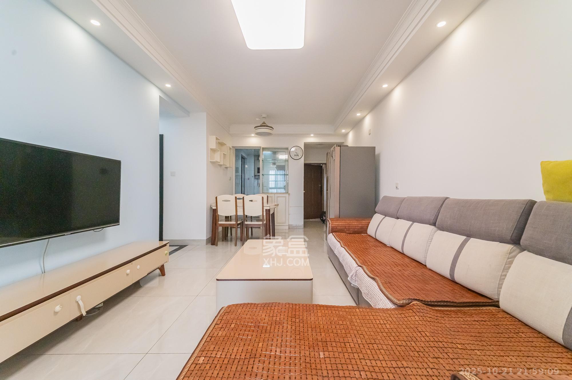 华润置地广场二期  3室2厅1卫    72.8万客厅