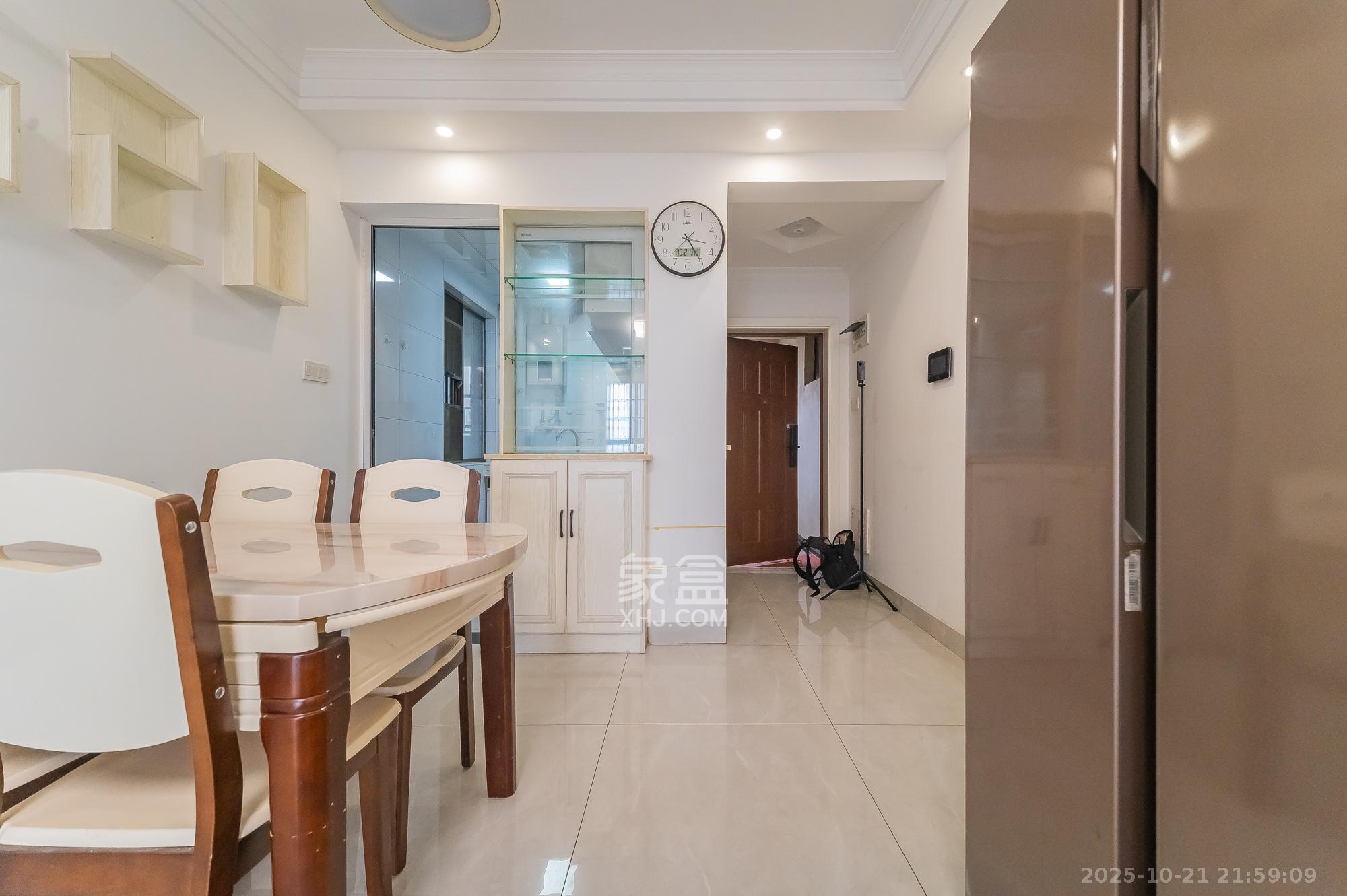 华润置地广场二期 3室2厅1卫 72.8万 华润置地广场二期 3室2厅1卫 72.8万客厅