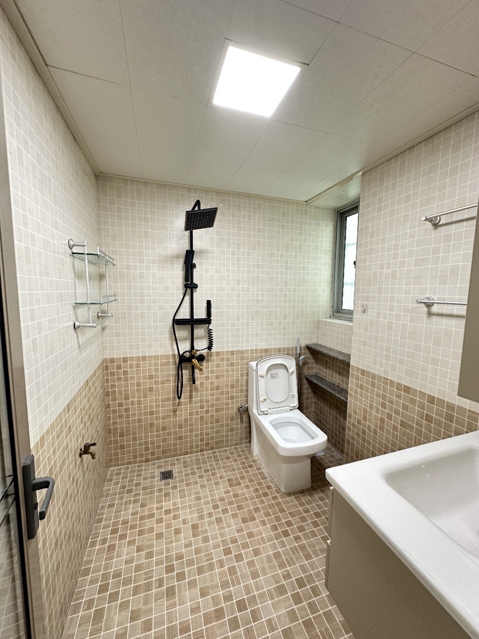 水岸听涛  3室2厅1卫    109.0万客厅