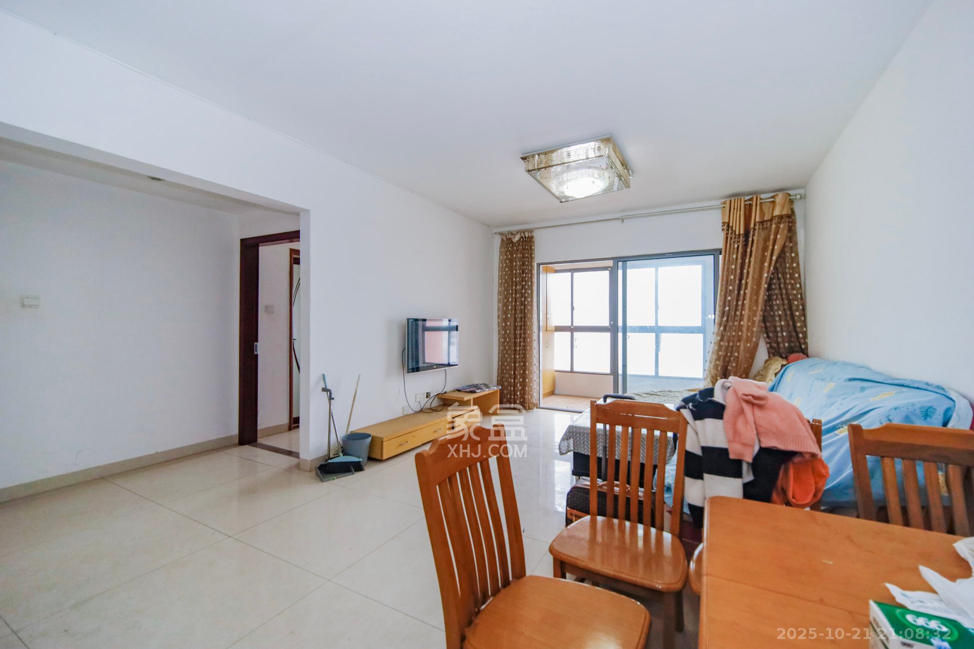 上海城小区  3室2厅2卫    82.0万客厅