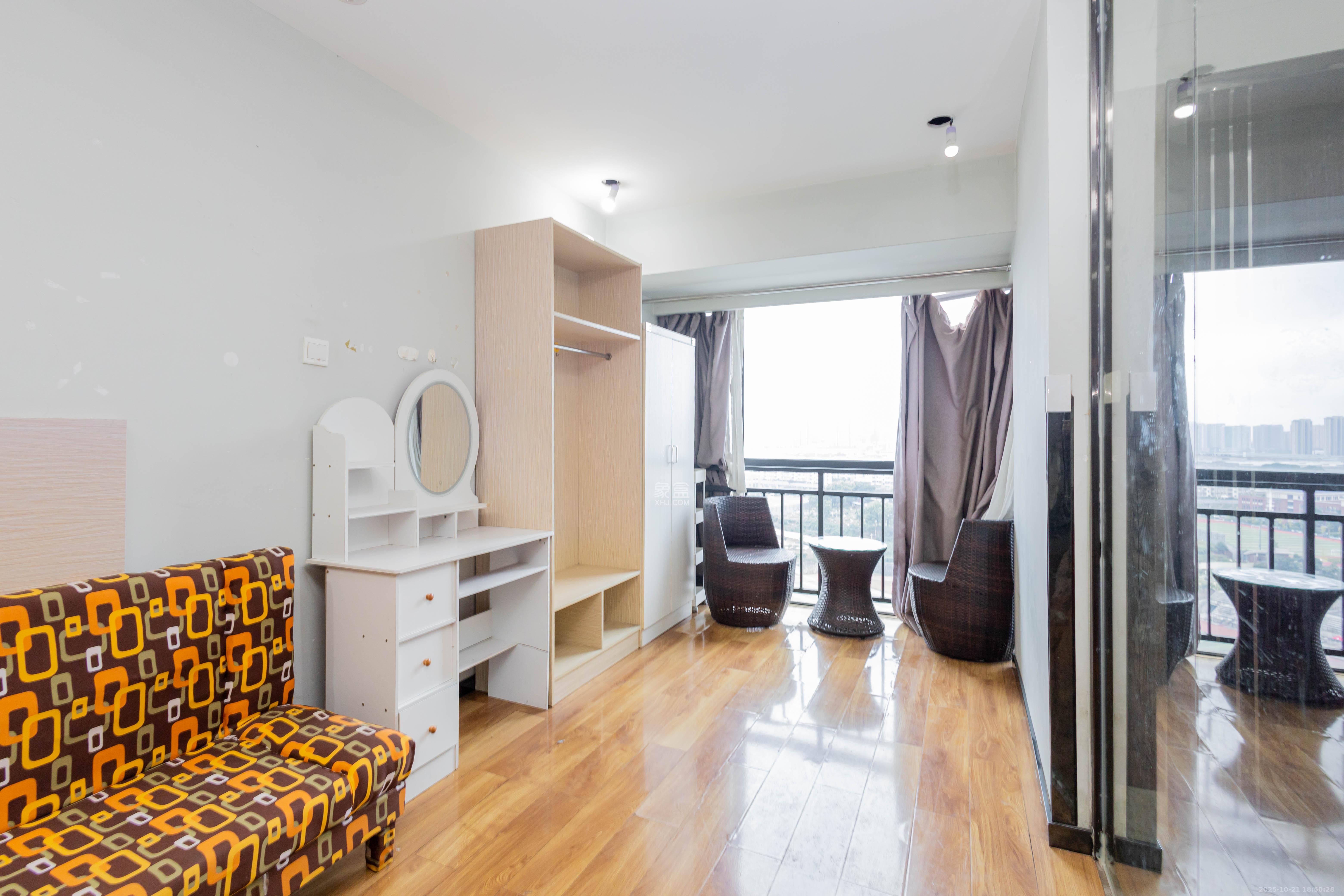 方略90公馆  1室1厅1卫    18.6万 方略90公馆  1室1厅1卫    18.6万客厅