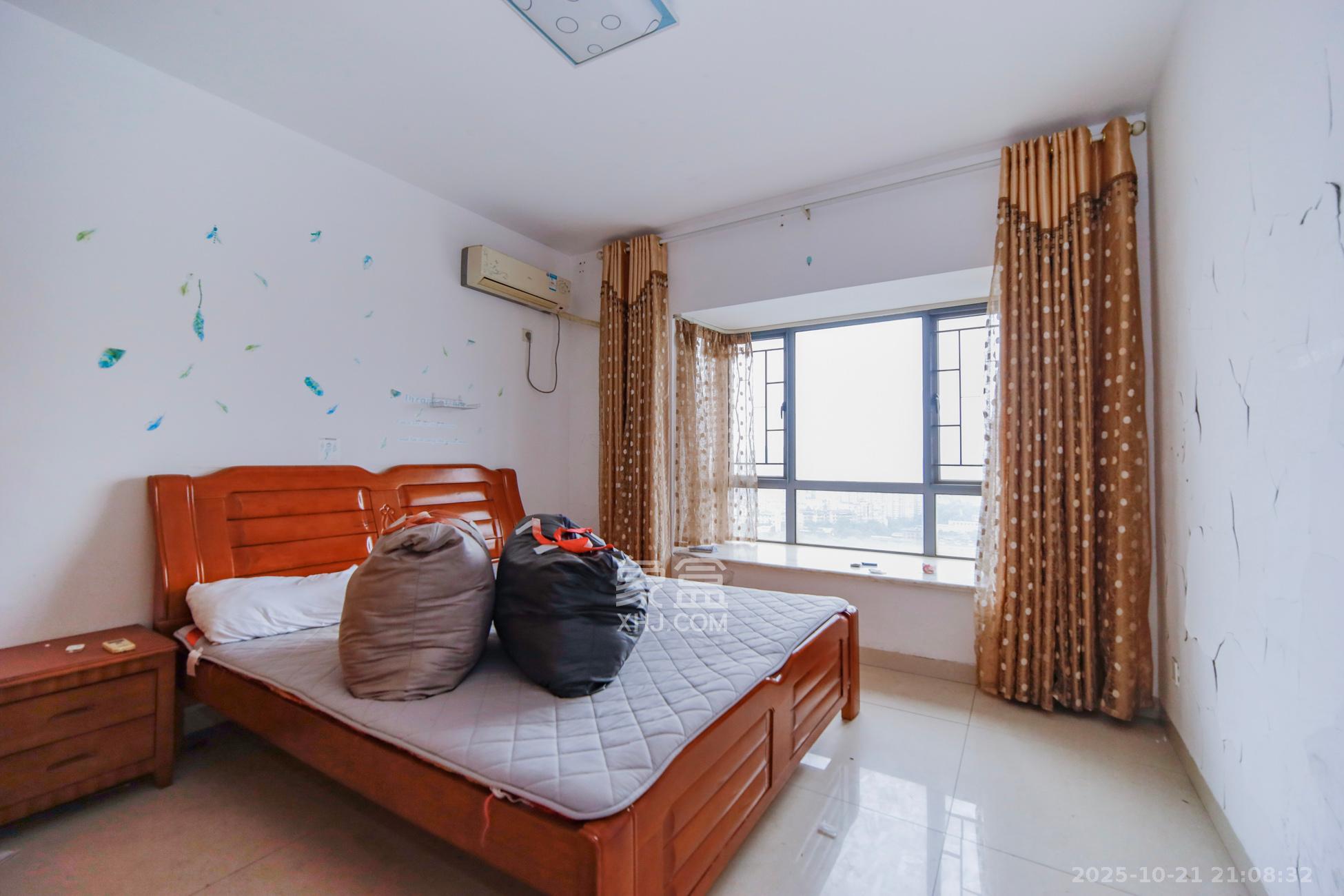 上海城小区  3室2厅2卫    82.0万卧室