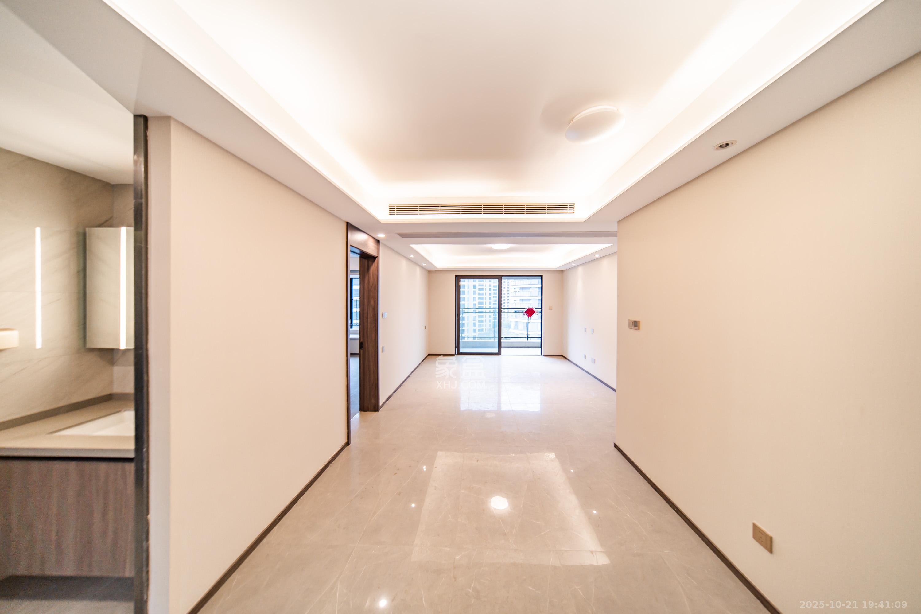 龙湖江与城  3室2厅2卫    130.0万客厅