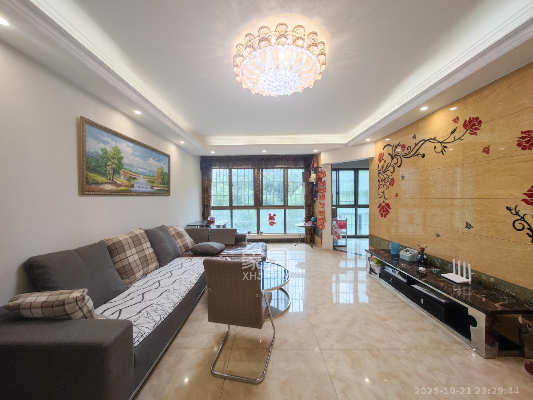 岳泰理想城  3室2厅2卫    130.0万客厅