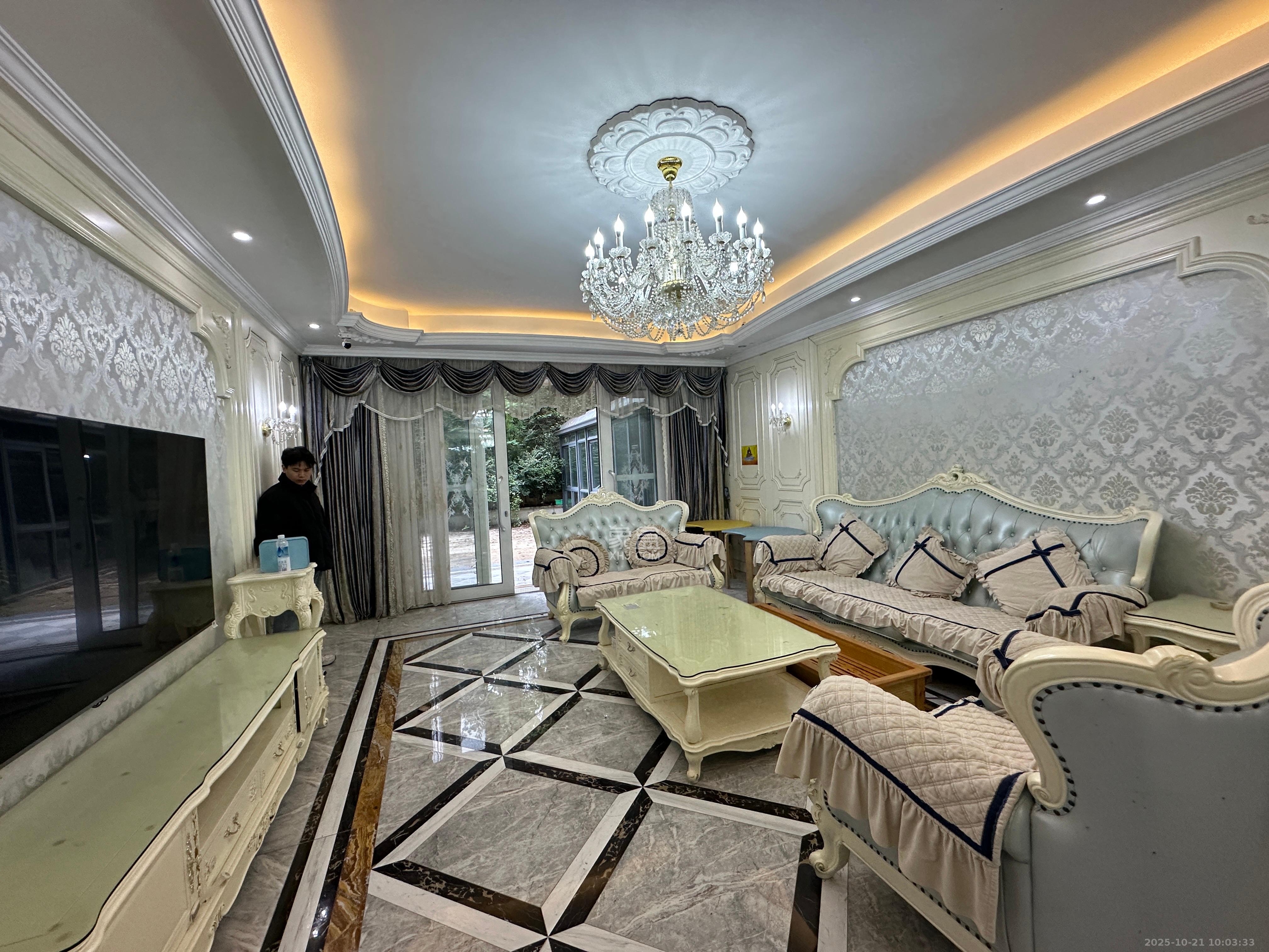 江河中央洋房  3室2厅2卫    7500.0元/月