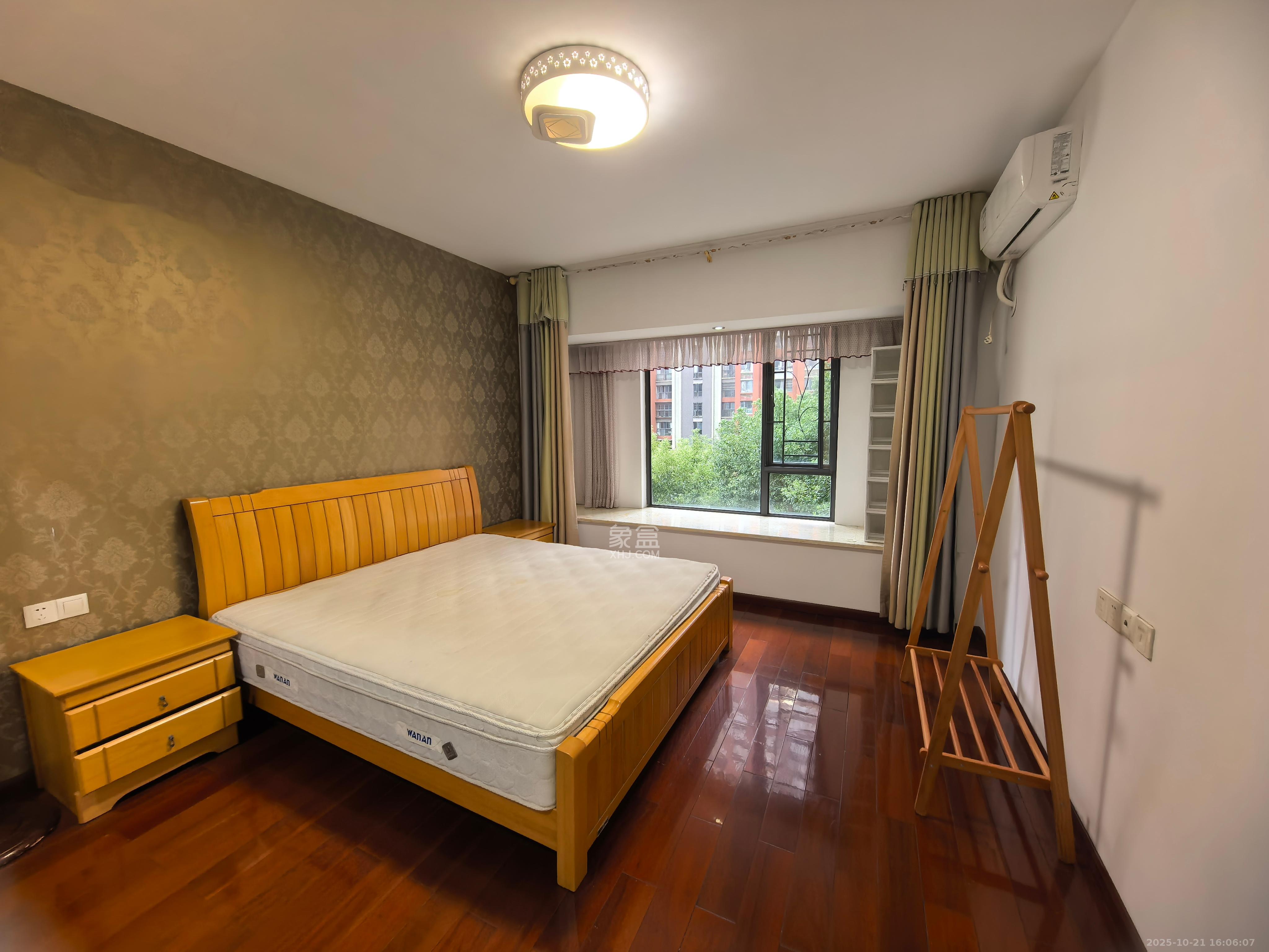 华润凤凰城二期  4室2厅2卫    3600.0元/月 华润凤凰城二期  4室2厅2卫    3600.0元/月室内图