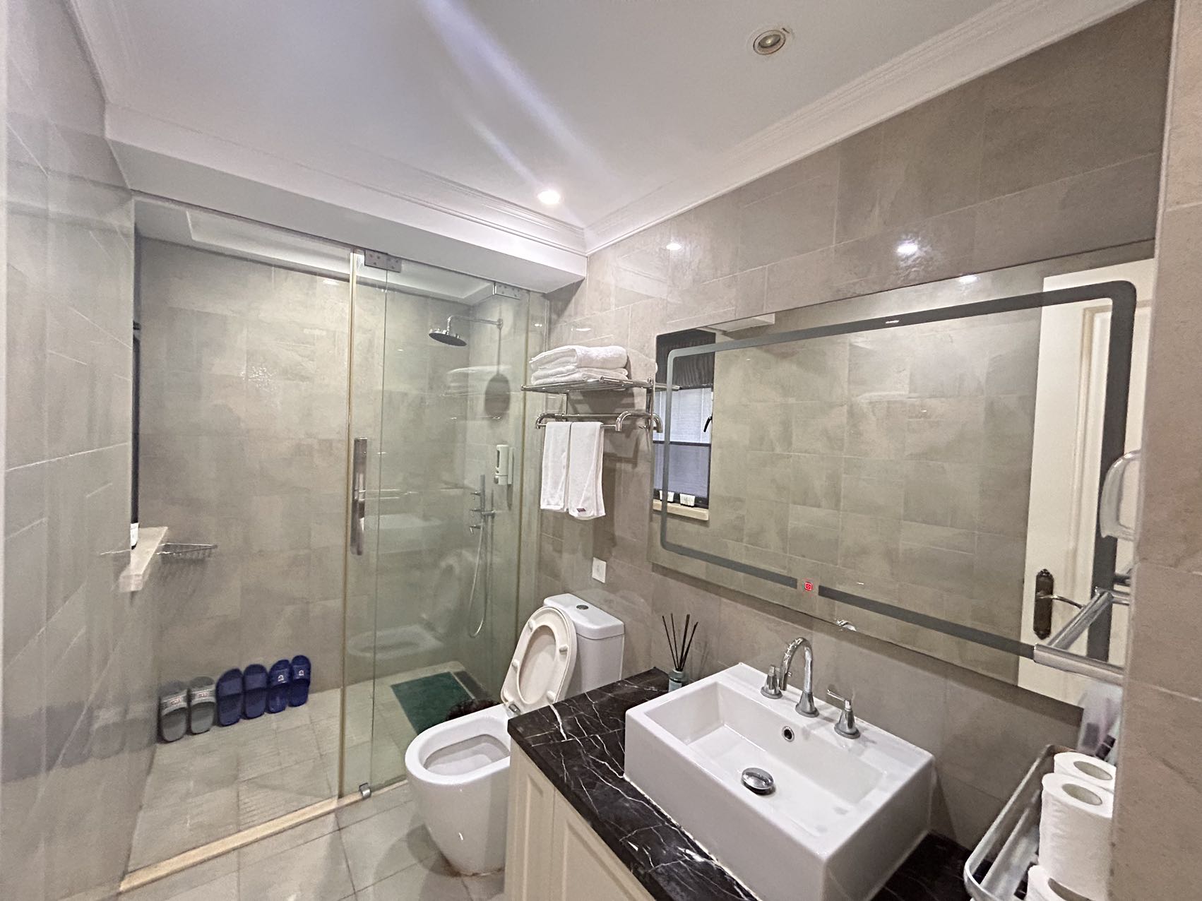 海域阳光(一二期)  3室2厅2卫    3000.0元/月 海域阳光(一二期)  3室2厅2卫    3000.0元/月室内图1