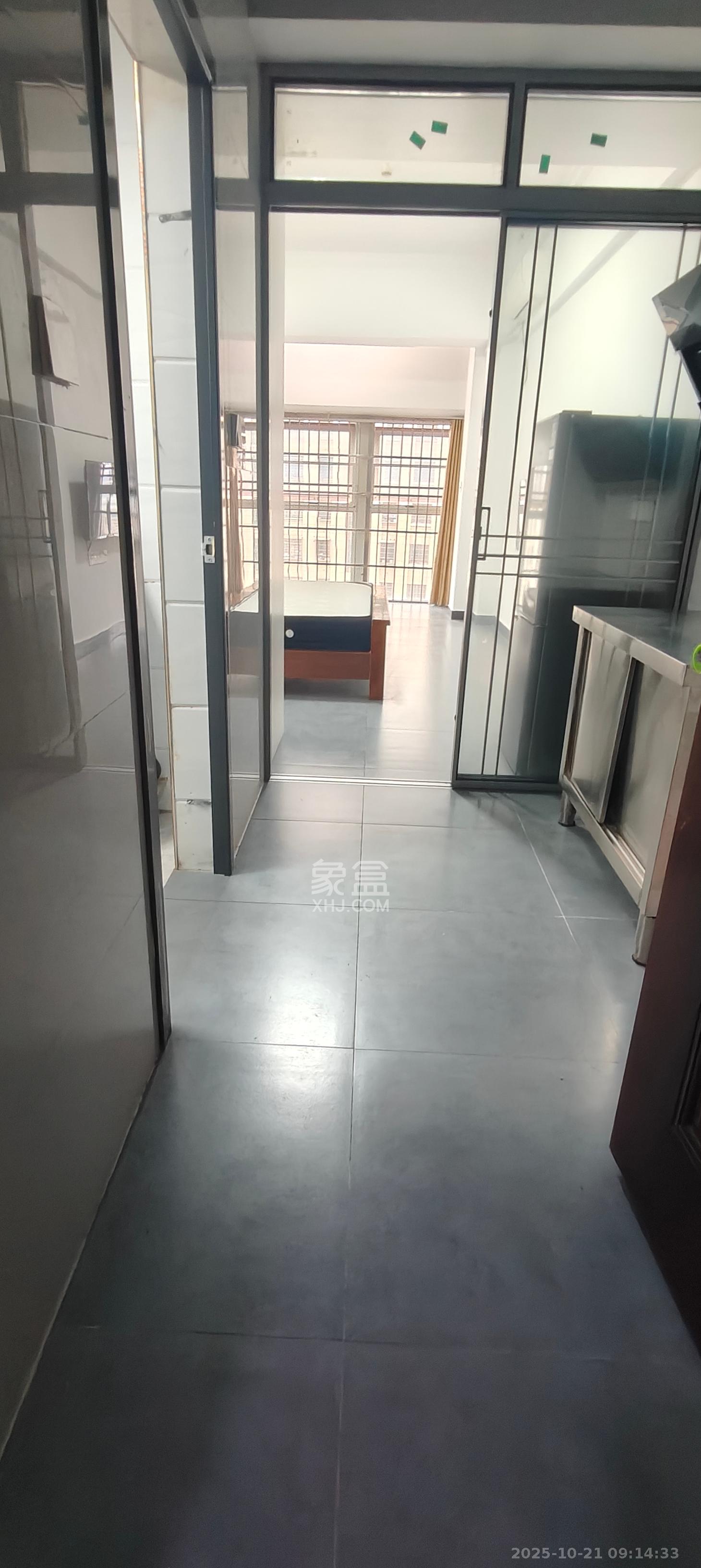 波隆城市花园  1室1厅1卫    1000.0元/月室内图1