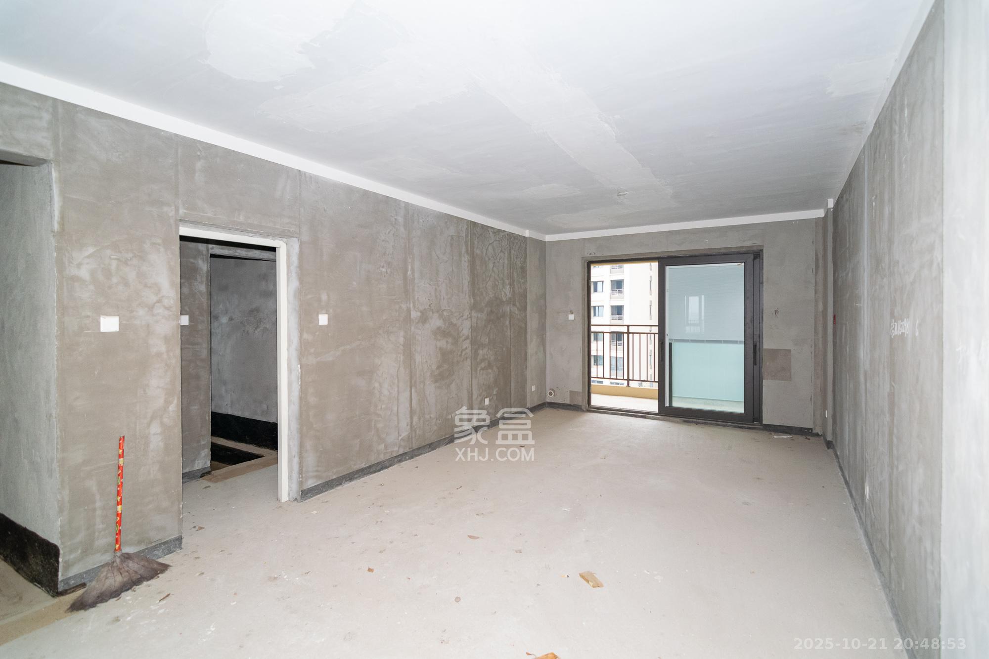 华润桃源里  4室2厅2卫    75.0万客厅