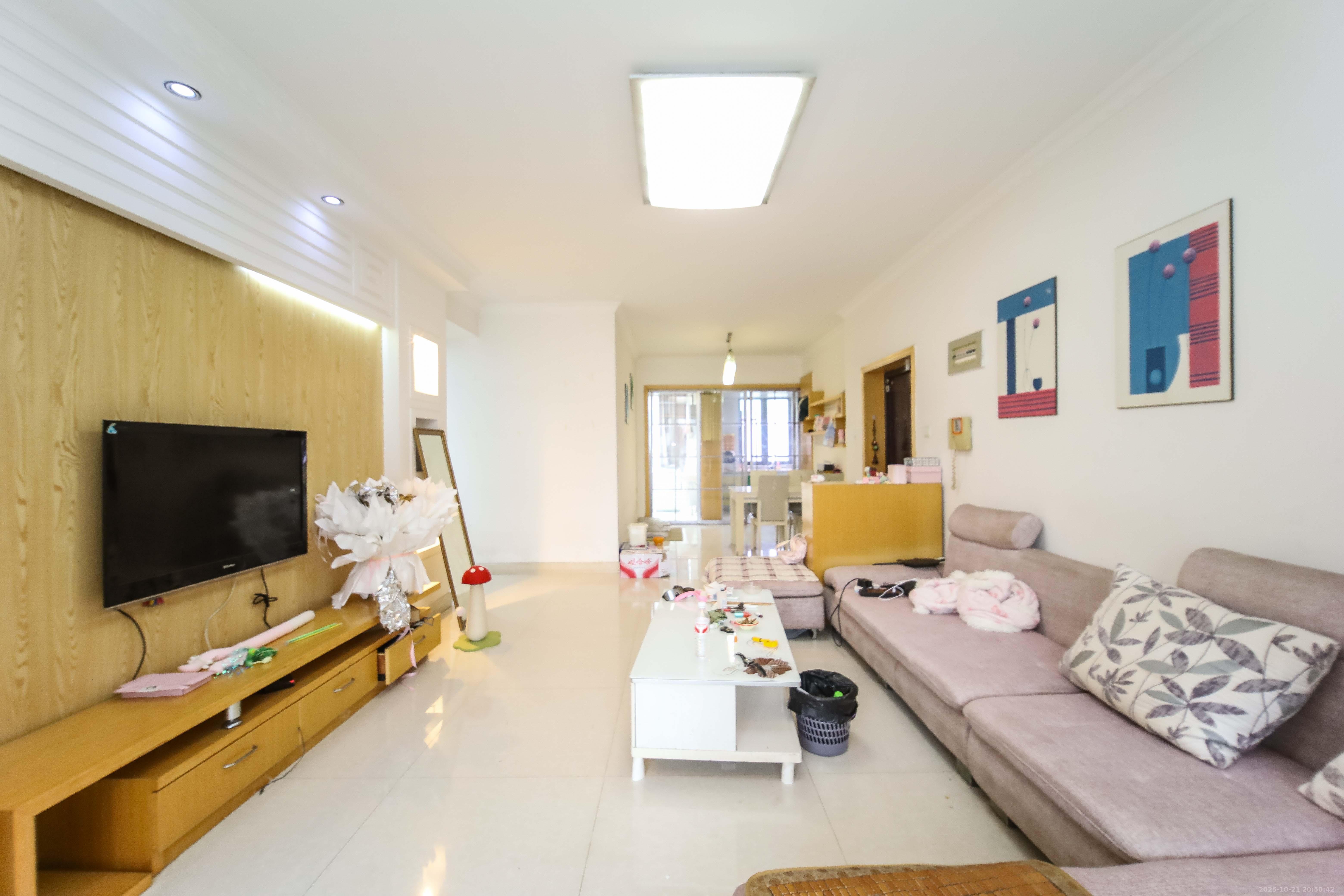 长房东郡  3室2厅2卫    138.0万客厅