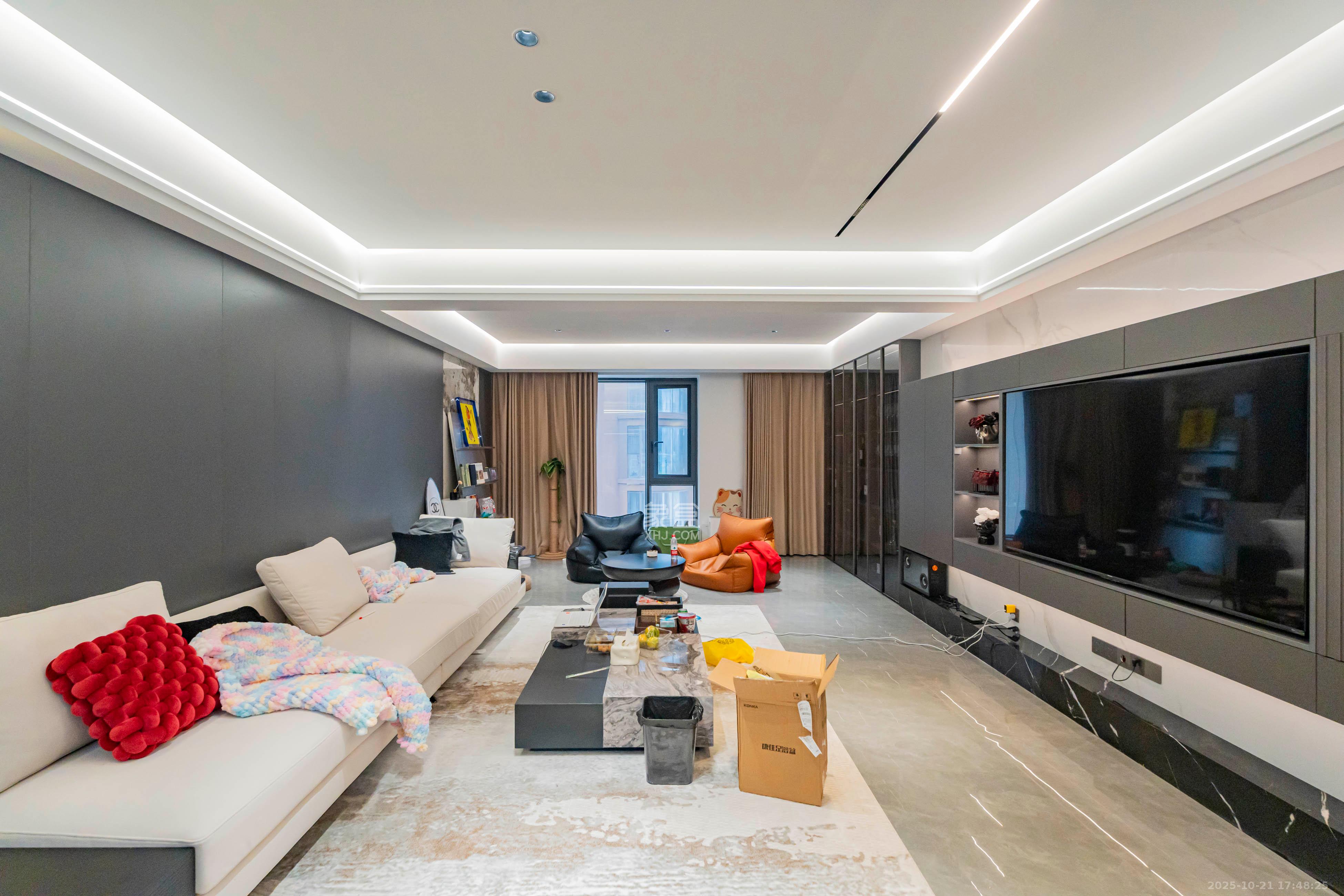 金色屋顶 3室2厅2卫 230.0万 金色屋顶 3室2厅2卫 230.0万客厅