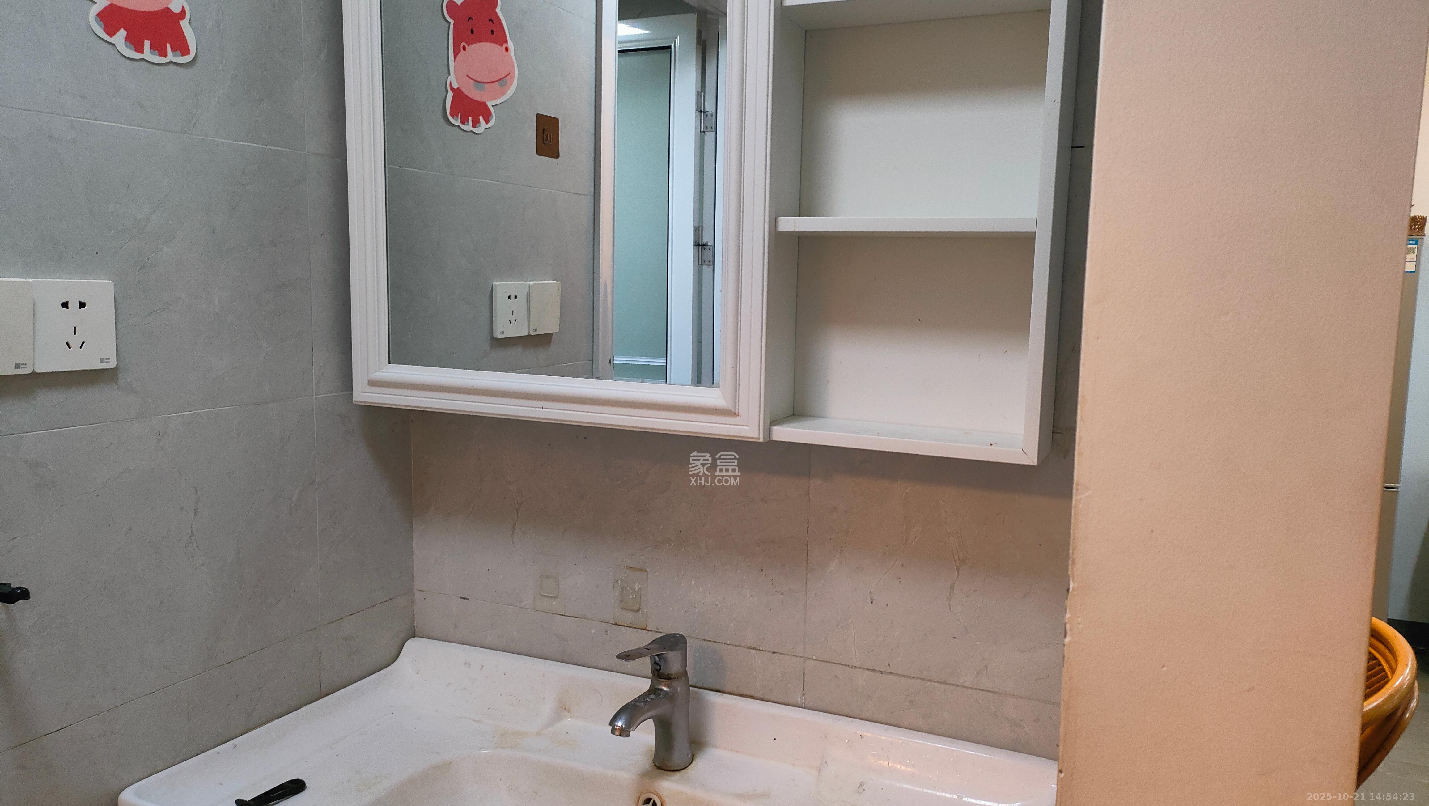 华润置地广场二期  2室2厅1卫    1800.0元/月室内图