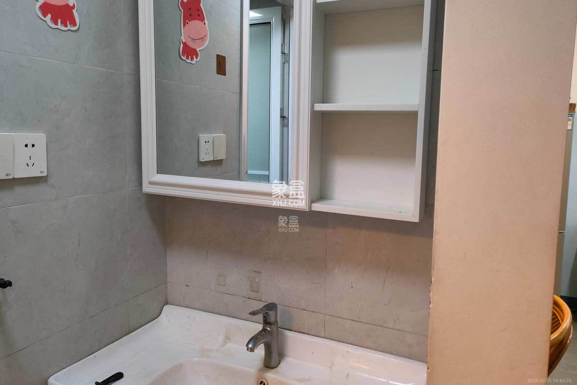 华润置地广场二期  2室2厅1卫    1800.0元/月 华润置地广场二期  2室2厅1卫    1800.0元/月室内图