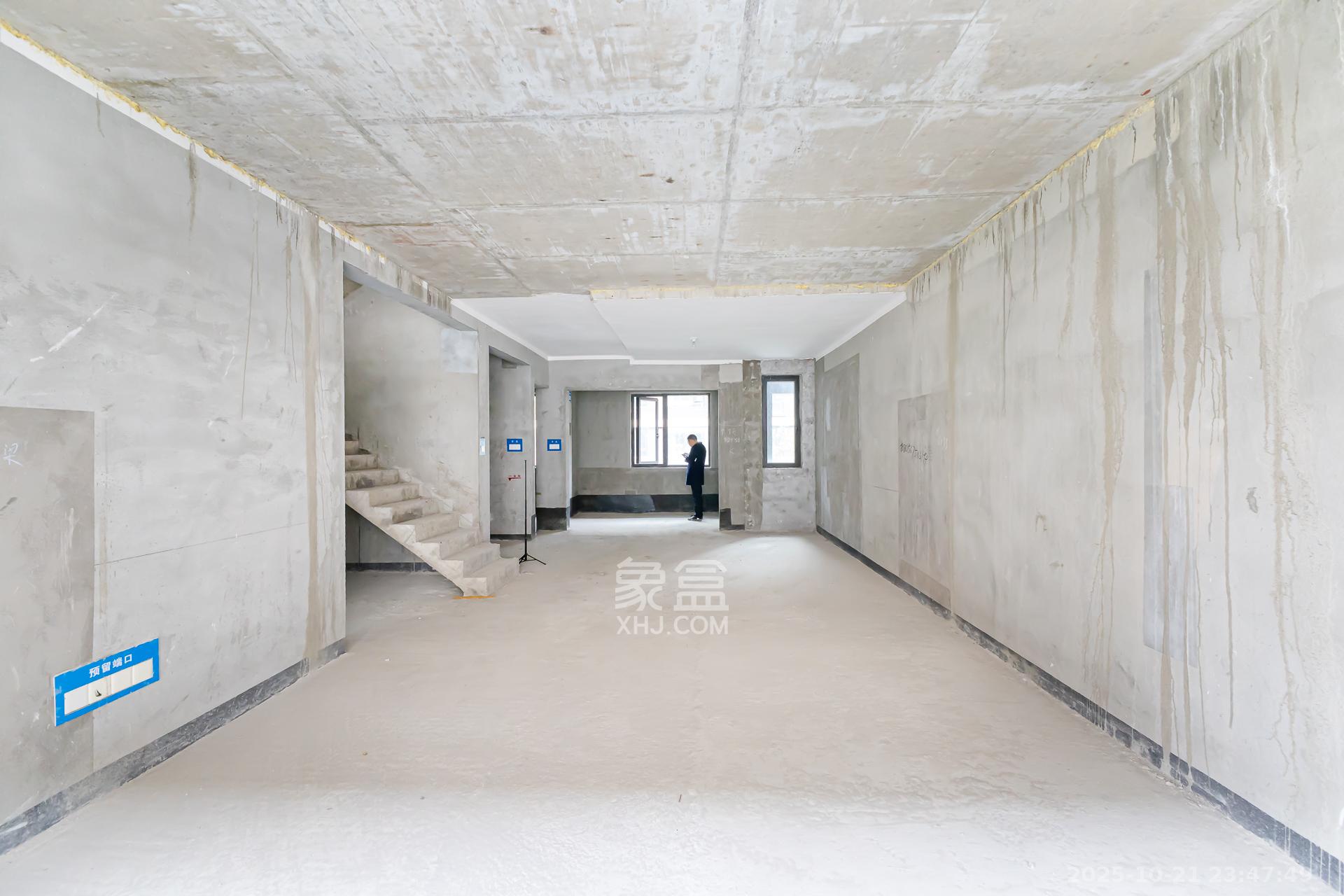 时代建发和著  5室2厅4卫    305.0万 时代建发和著  5室2厅4卫    305.0万客厅