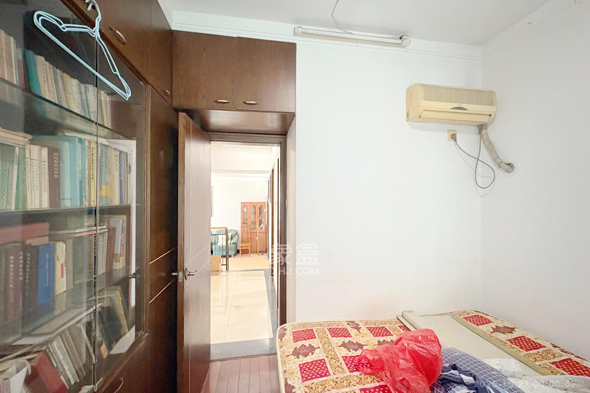 王府花园  3室2厅2卫    122.0万其他