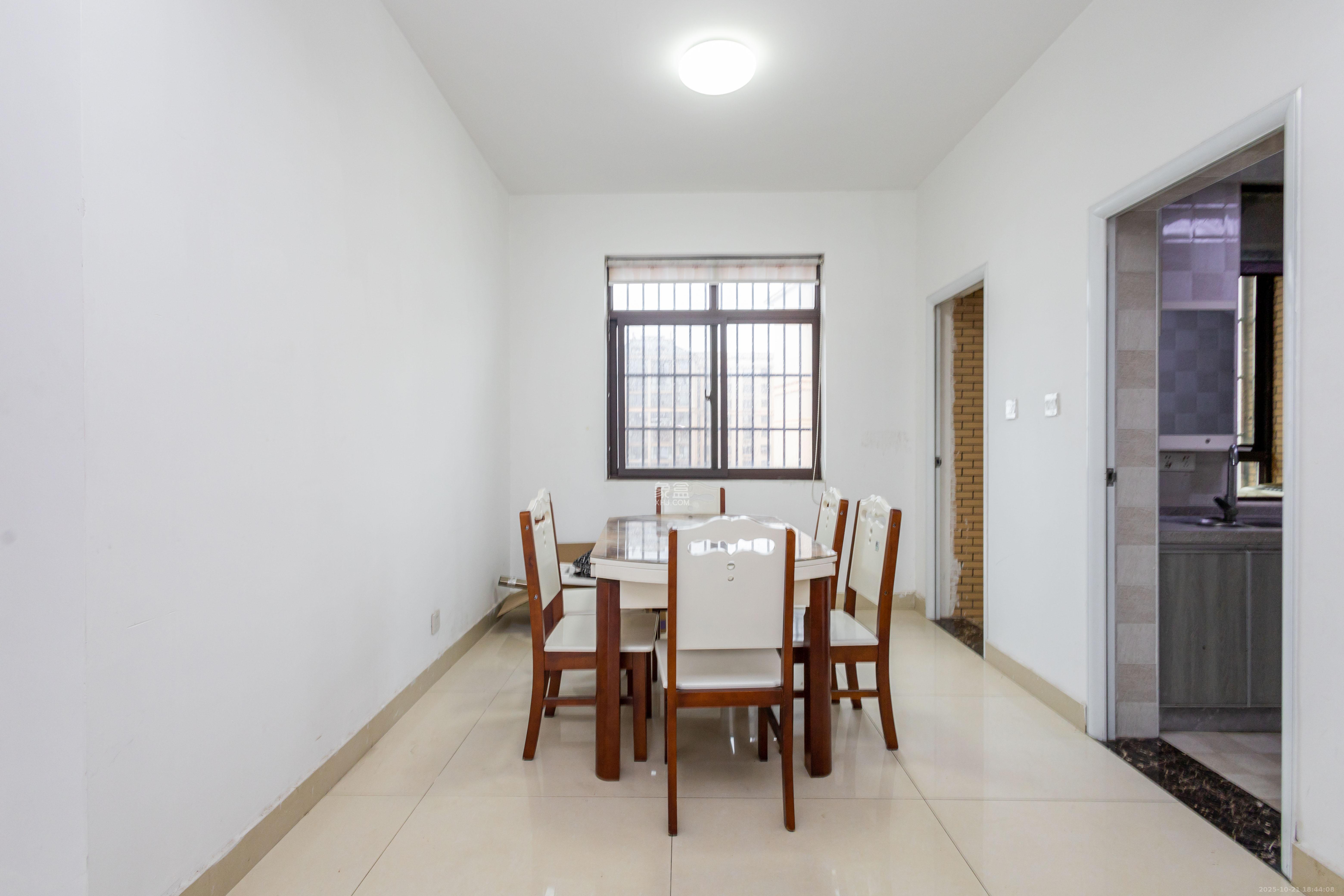 三景华御 4室2厅2卫 79.80万 三景华御 4室2厅2卫 79.80万客厅