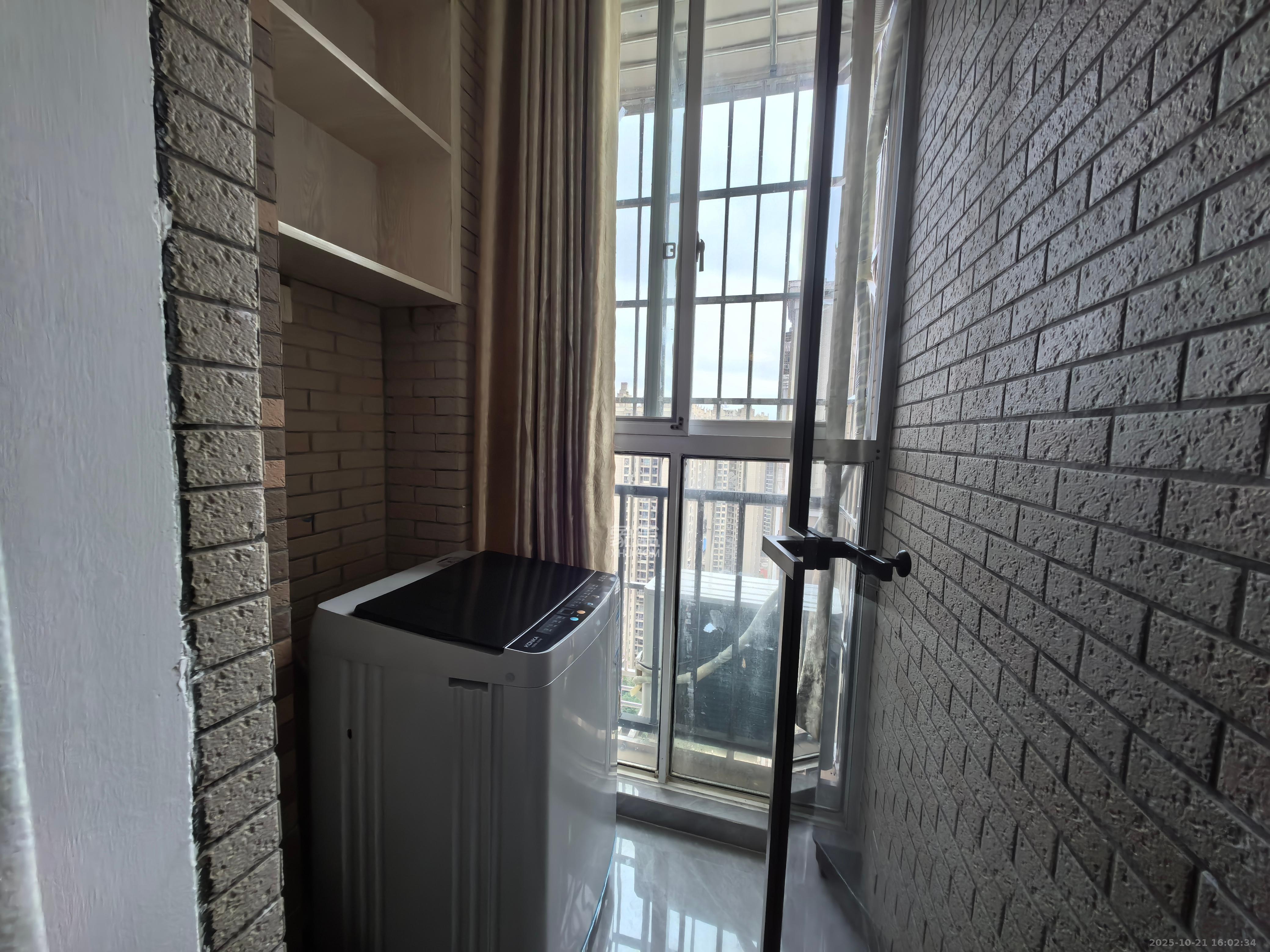 水岸世景  1室1厅1卫    1300.0元/月室内图