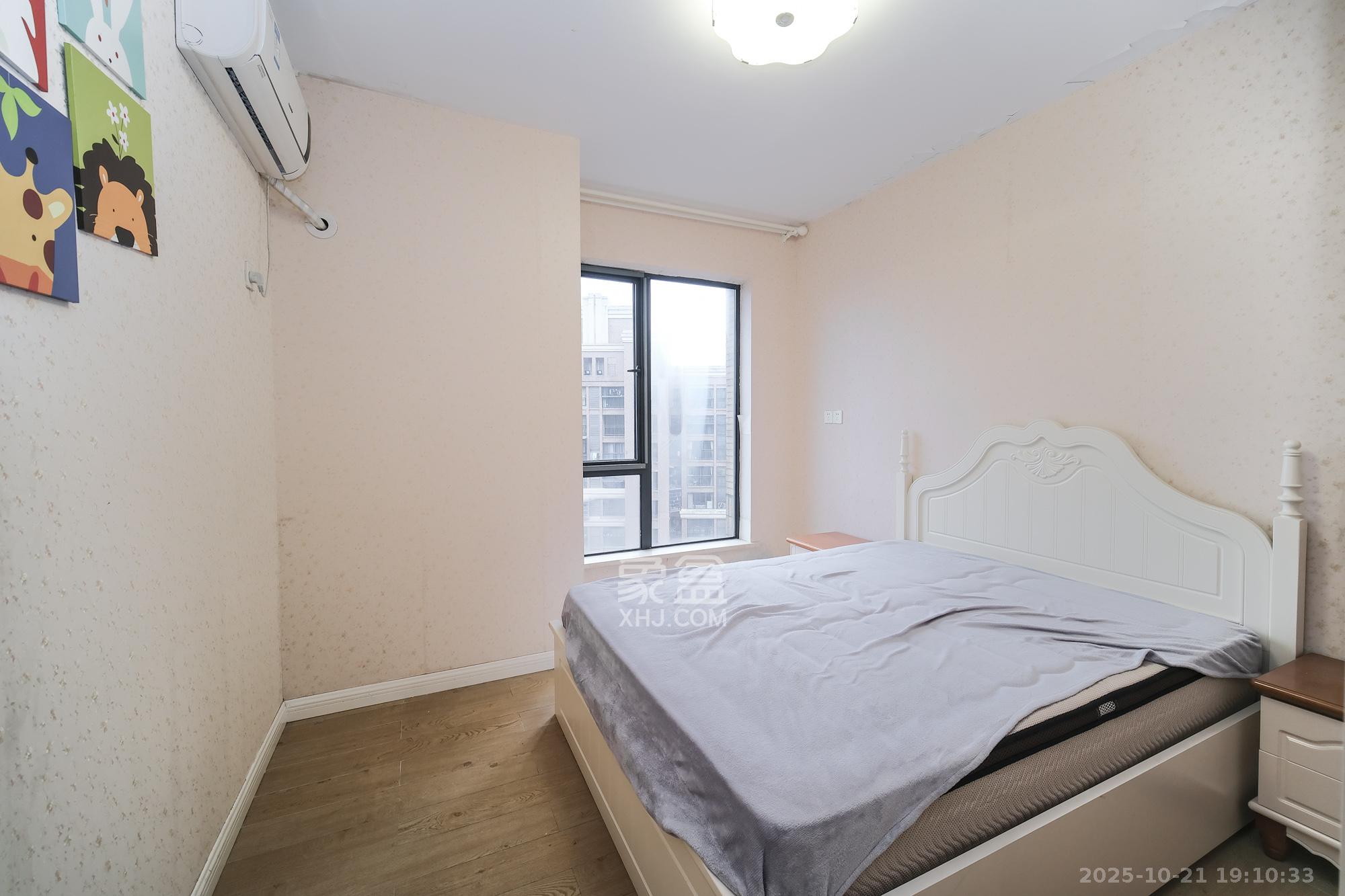 三一街区 3室2厅2卫 94.0万 三一街区 3室2厅2卫 94.0万卧室