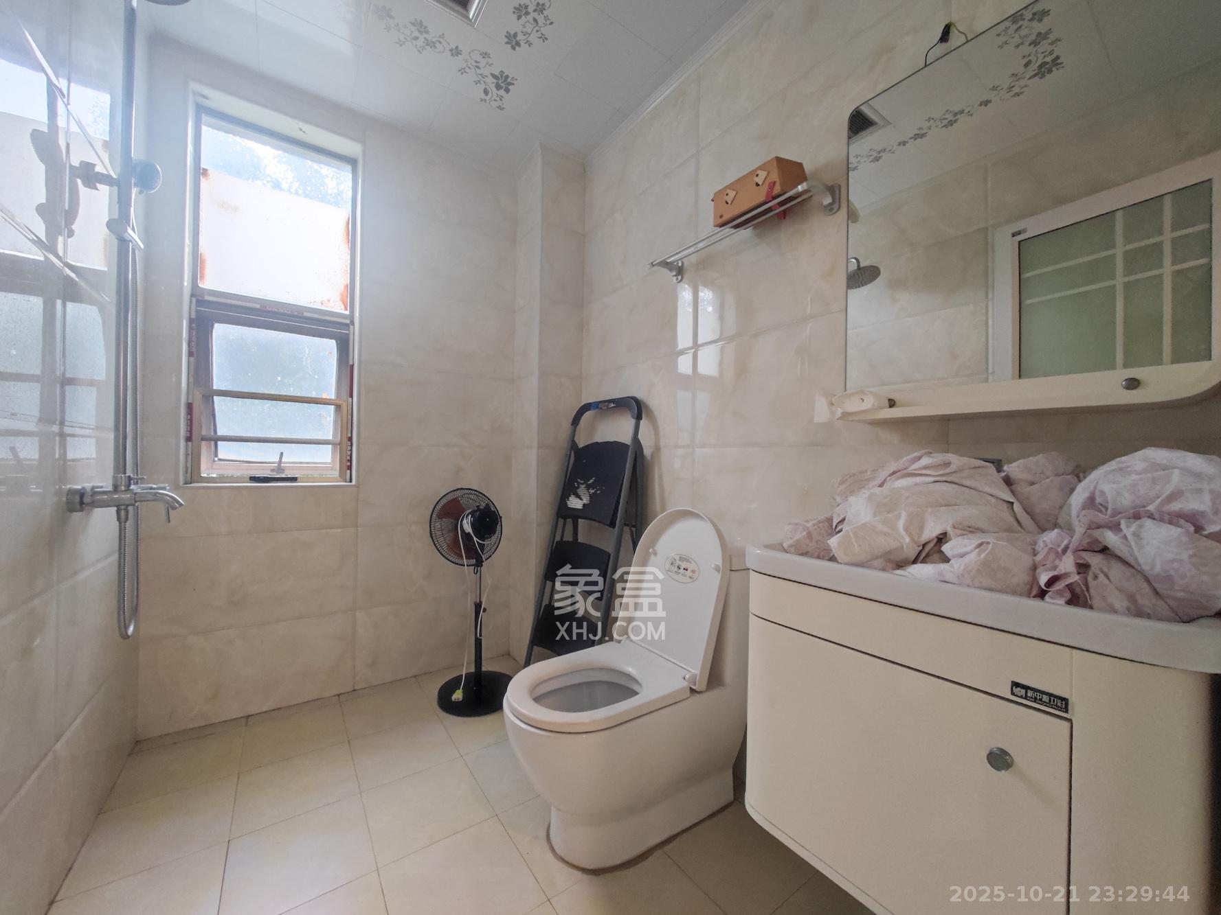 岳泰理想城  3室2厅2卫    130.0万卫生间