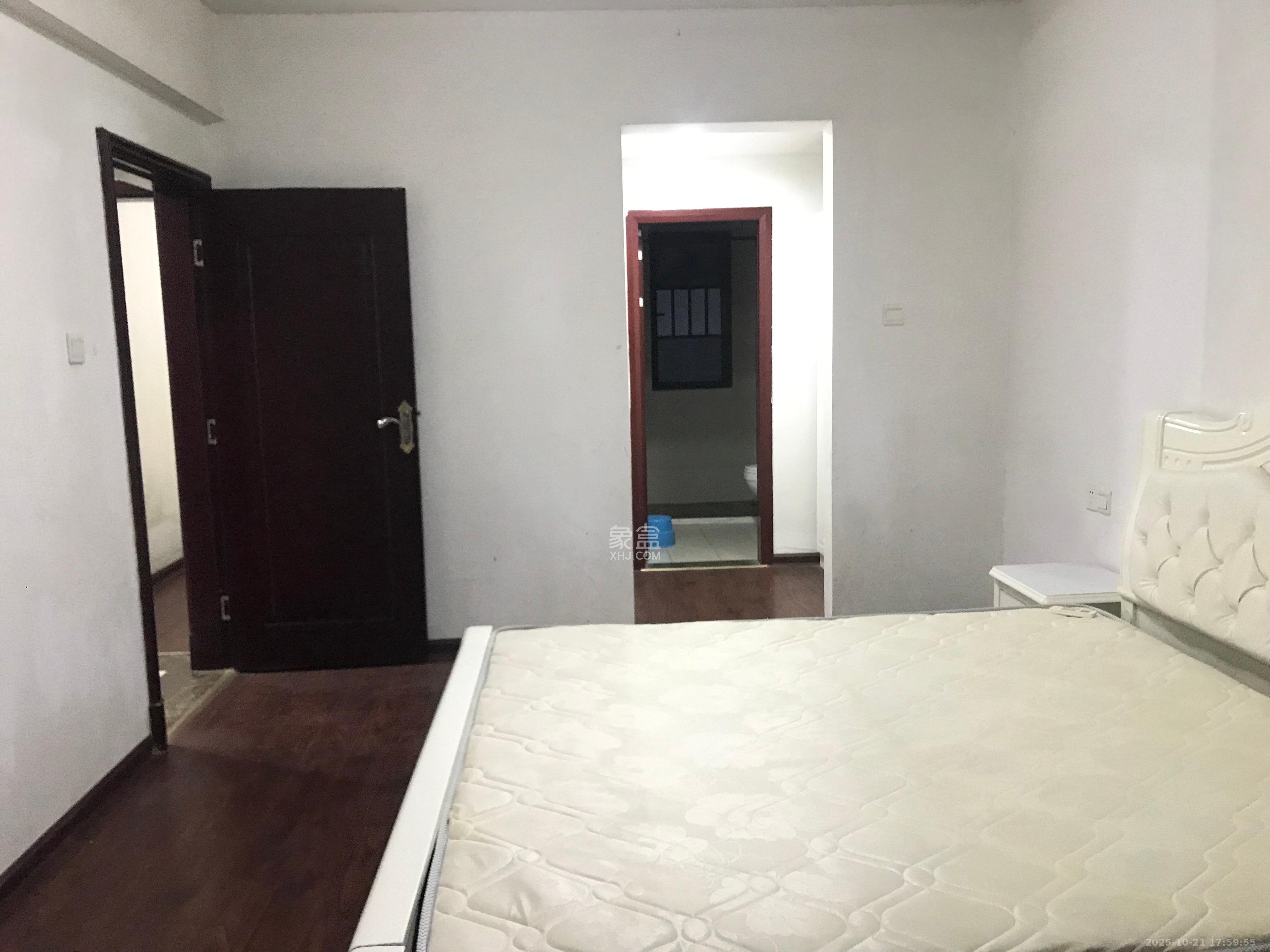 新长海广场  3室2厅1卫    2300.0元/月室内图