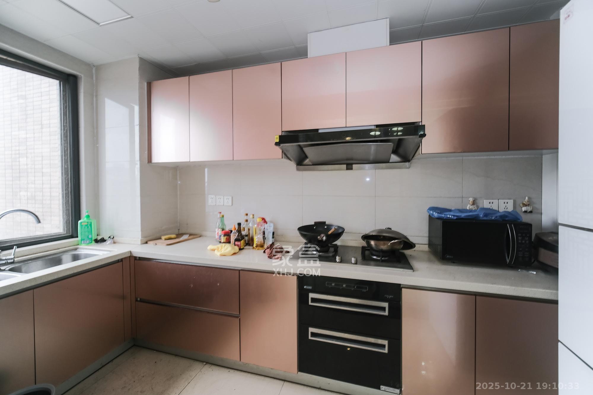 三一街区 3室2厅2卫 94.0万 三一街区 3室2厅2卫 94.0万厨房