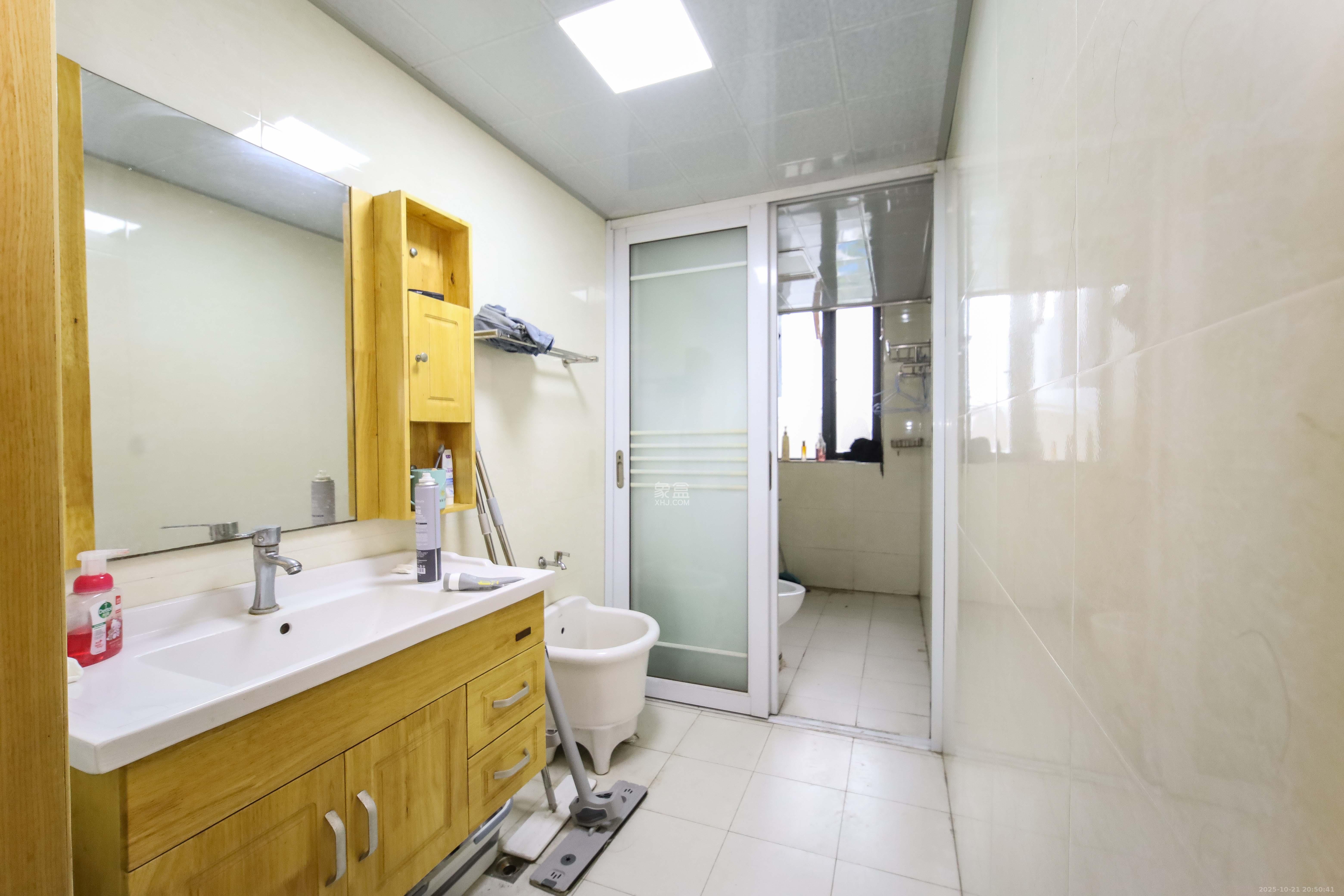 长房东郡  3室2厅2卫    138.0万卫生间