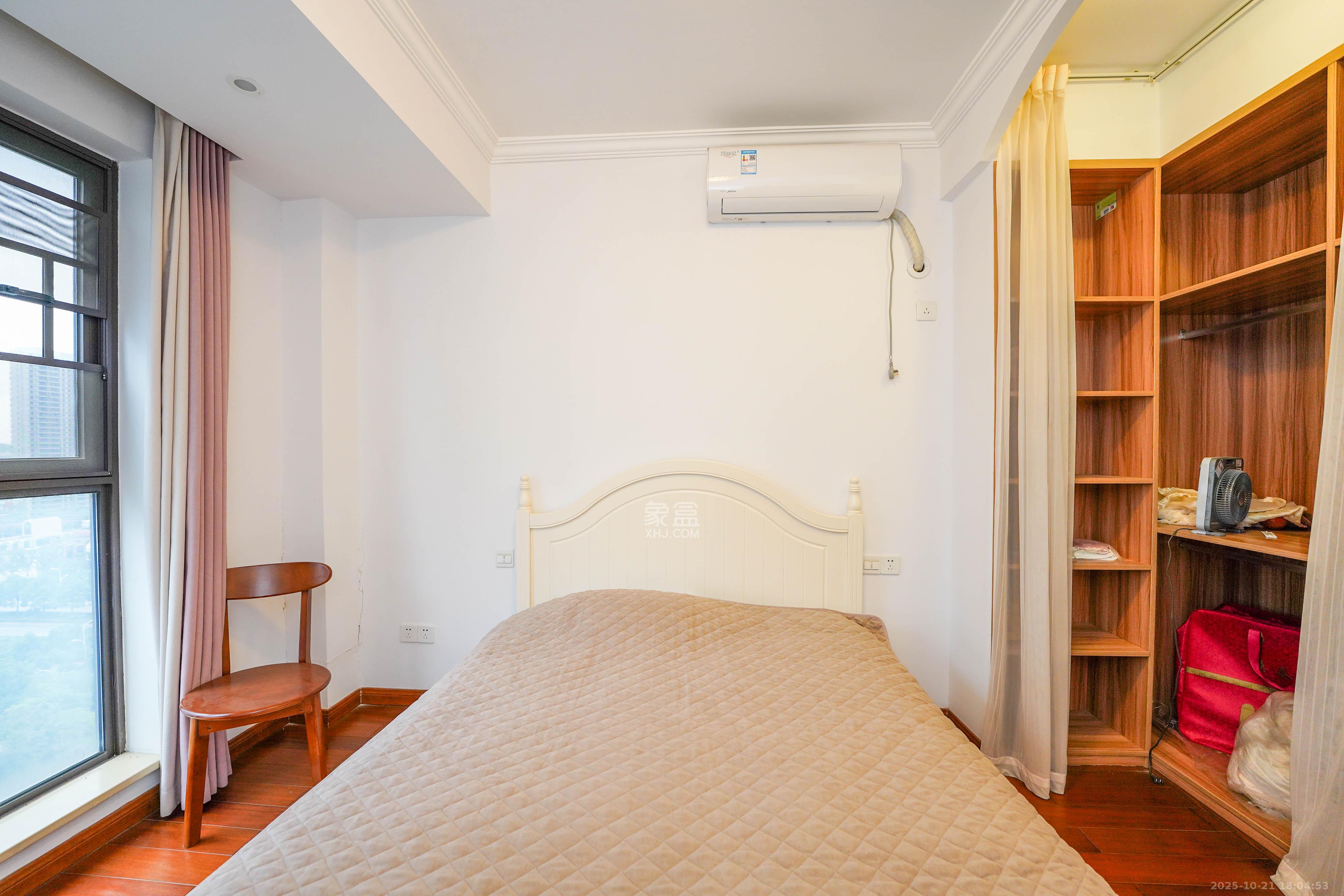 绿地新都会  3室2厅2卫    80.0万卧室