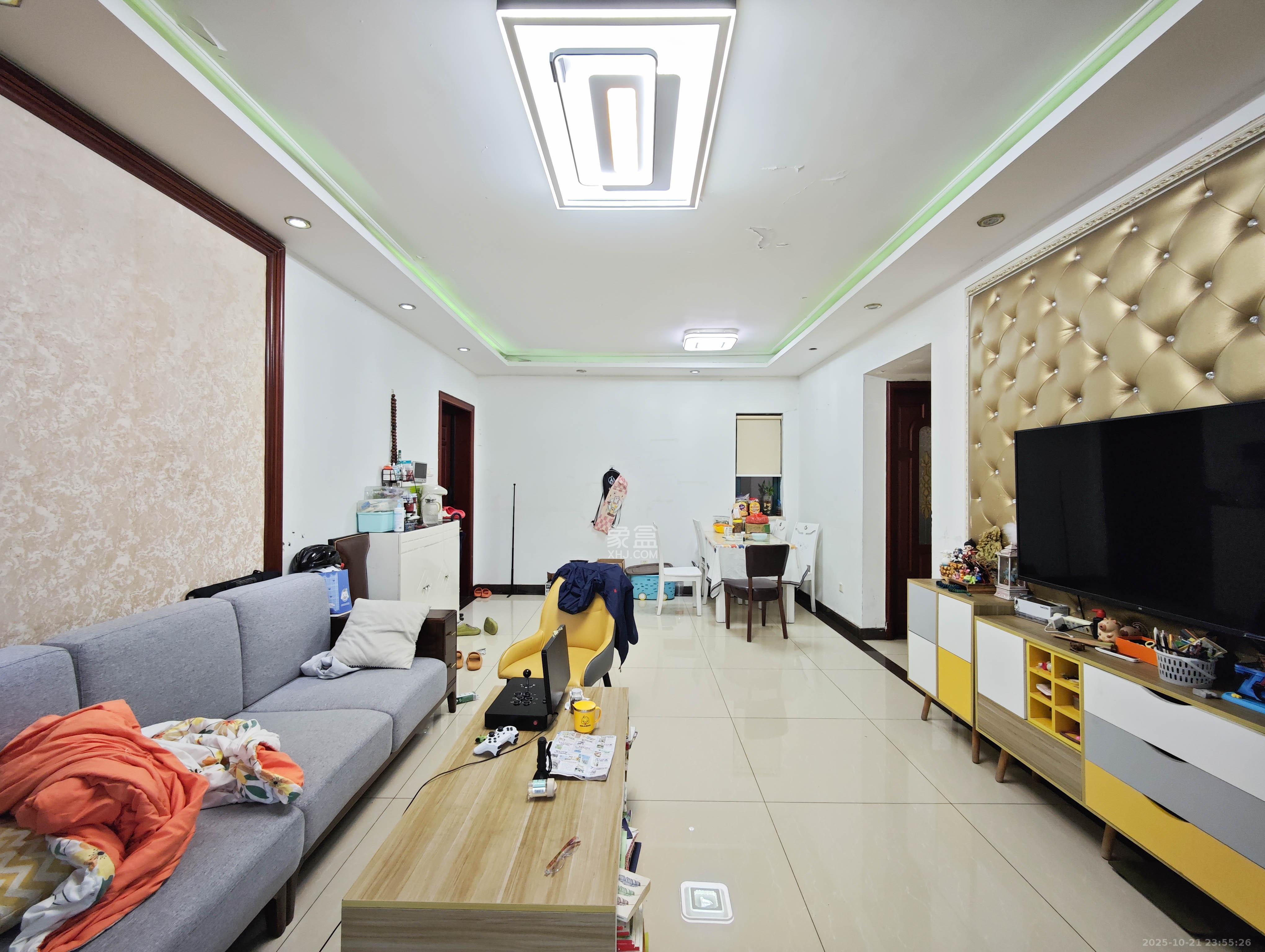 恒大城  1室2厅2卫    88.0万客厅