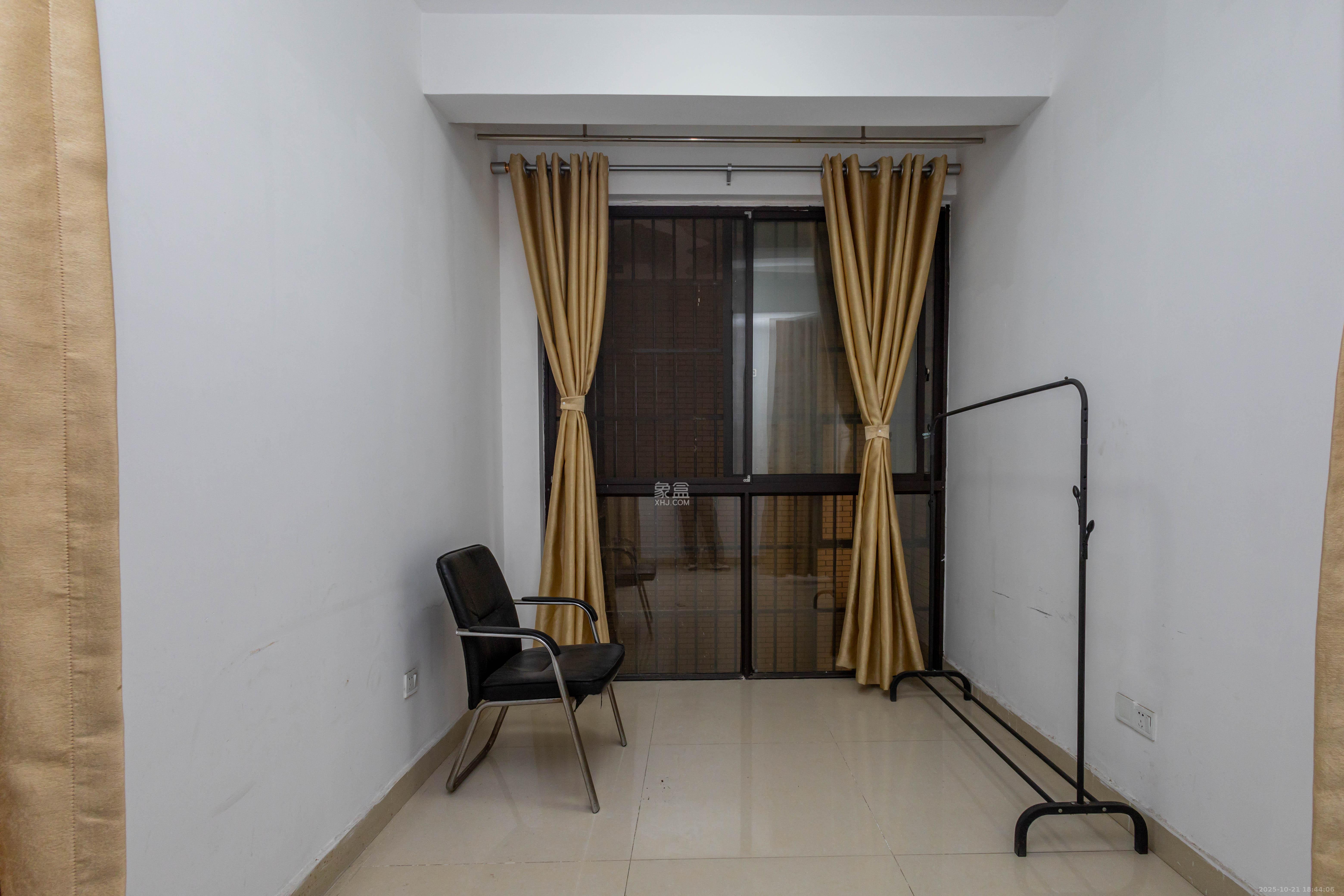 三景华御  4室2厅2卫   79.80万卧室