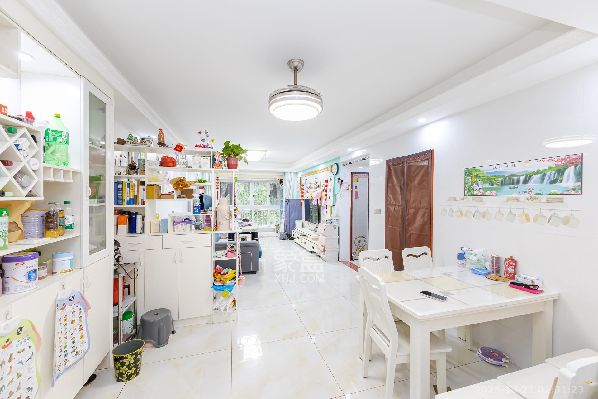 珠江东方明珠（新地东方明珠）三期  3室2厅2卫    64.8万客厅