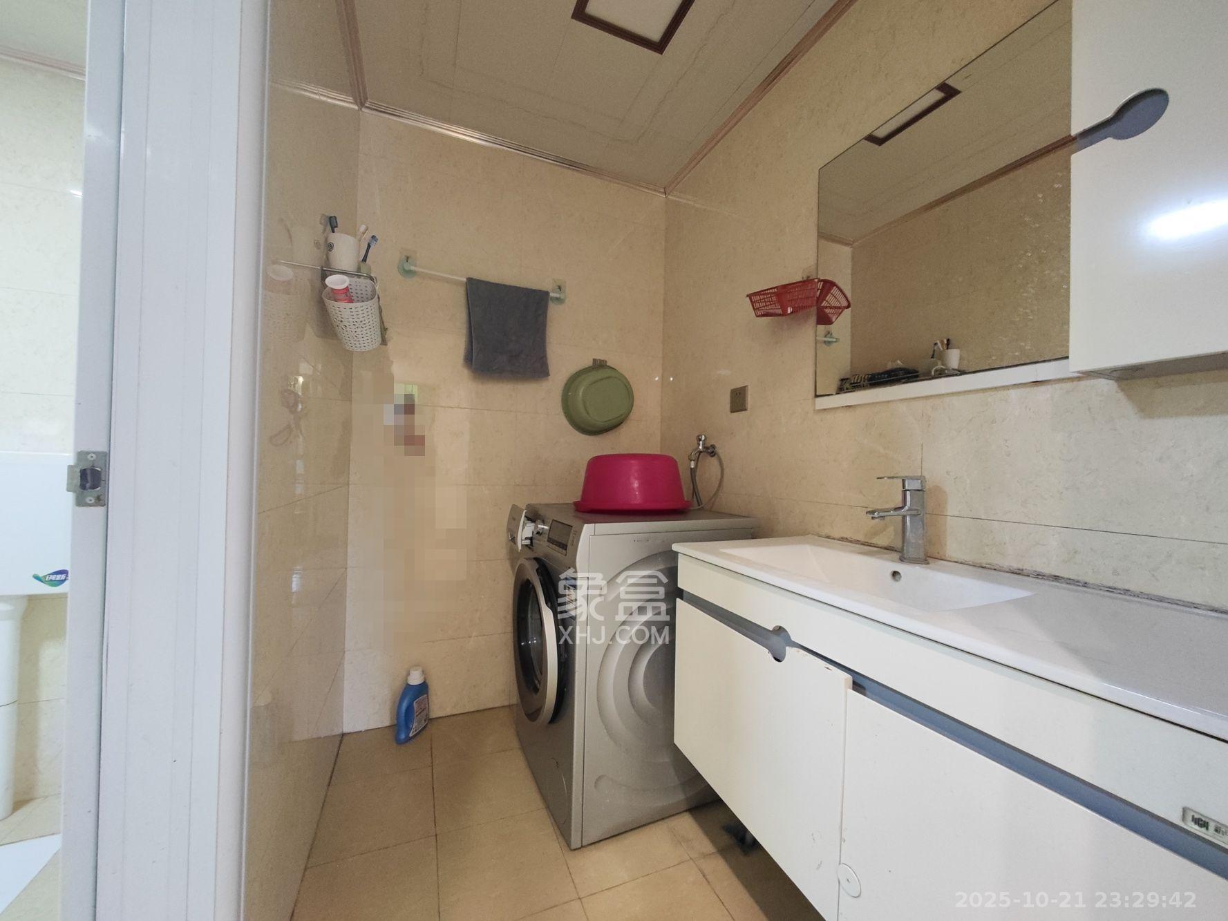 岳泰理想城  3室2厅2卫    130.0万卫生间