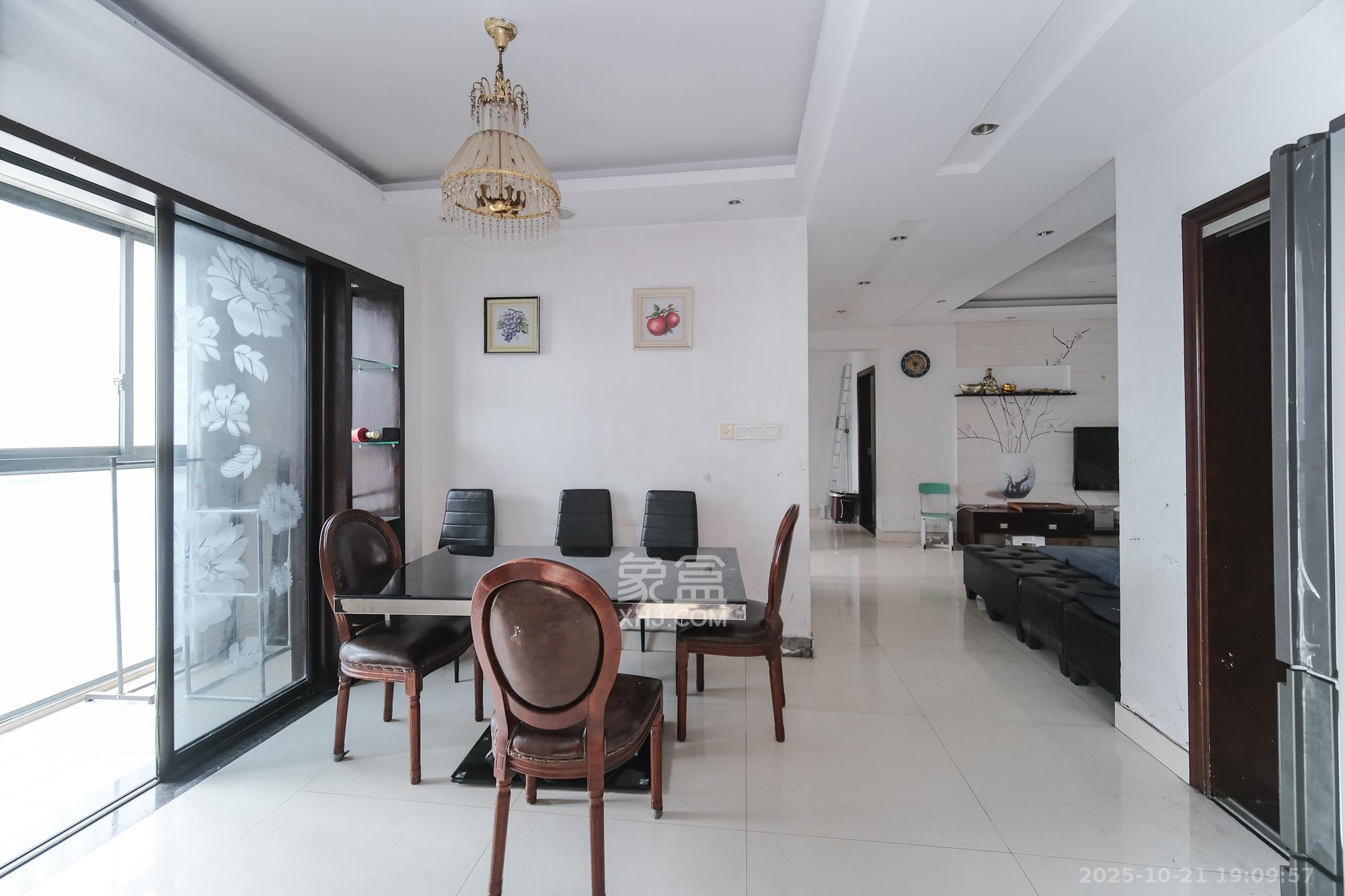 圆梦完美生活  3室2厅2卫    69.8万客厅