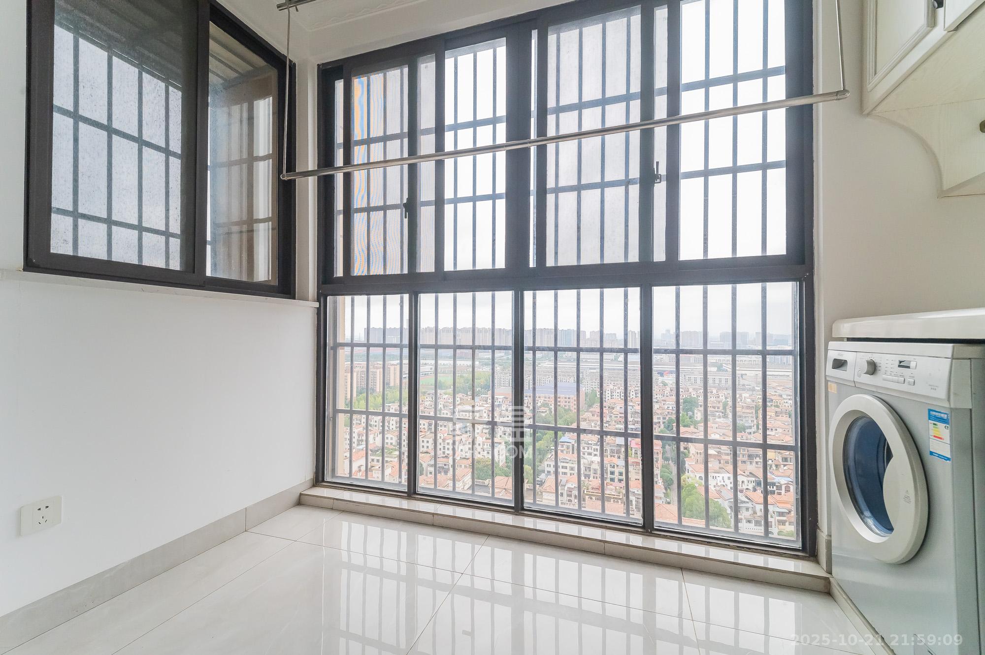 华润置地广场二期 3室2厅1卫 72.8万 华润置地广场二期 3室2厅1卫 72.8万阳台