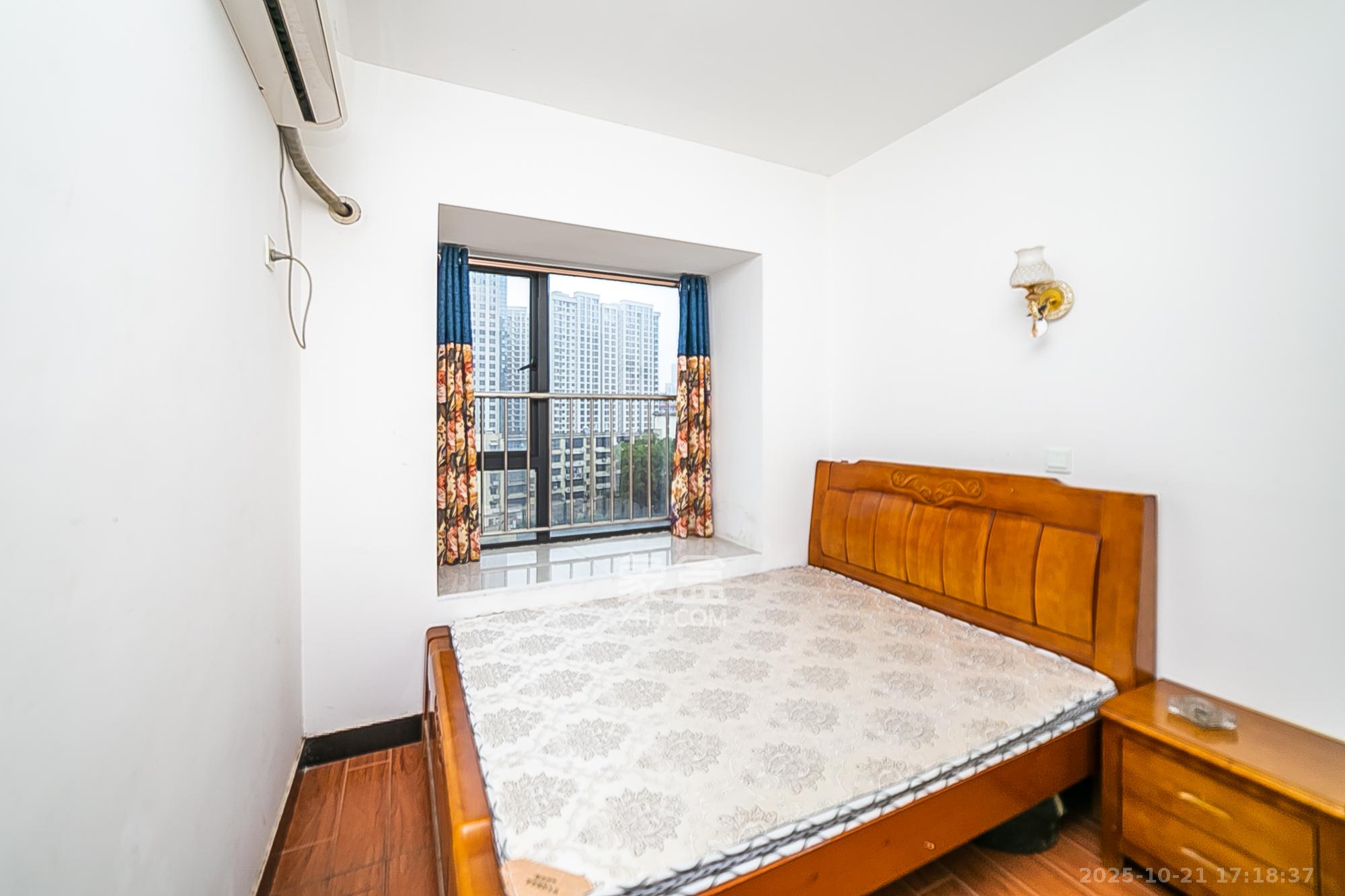 天鸿天府(天鸿中央大院) 4室2厅1卫 120.0万 天鸿天府(天鸿中央大院) 4室2厅1卫 120.0万卧室