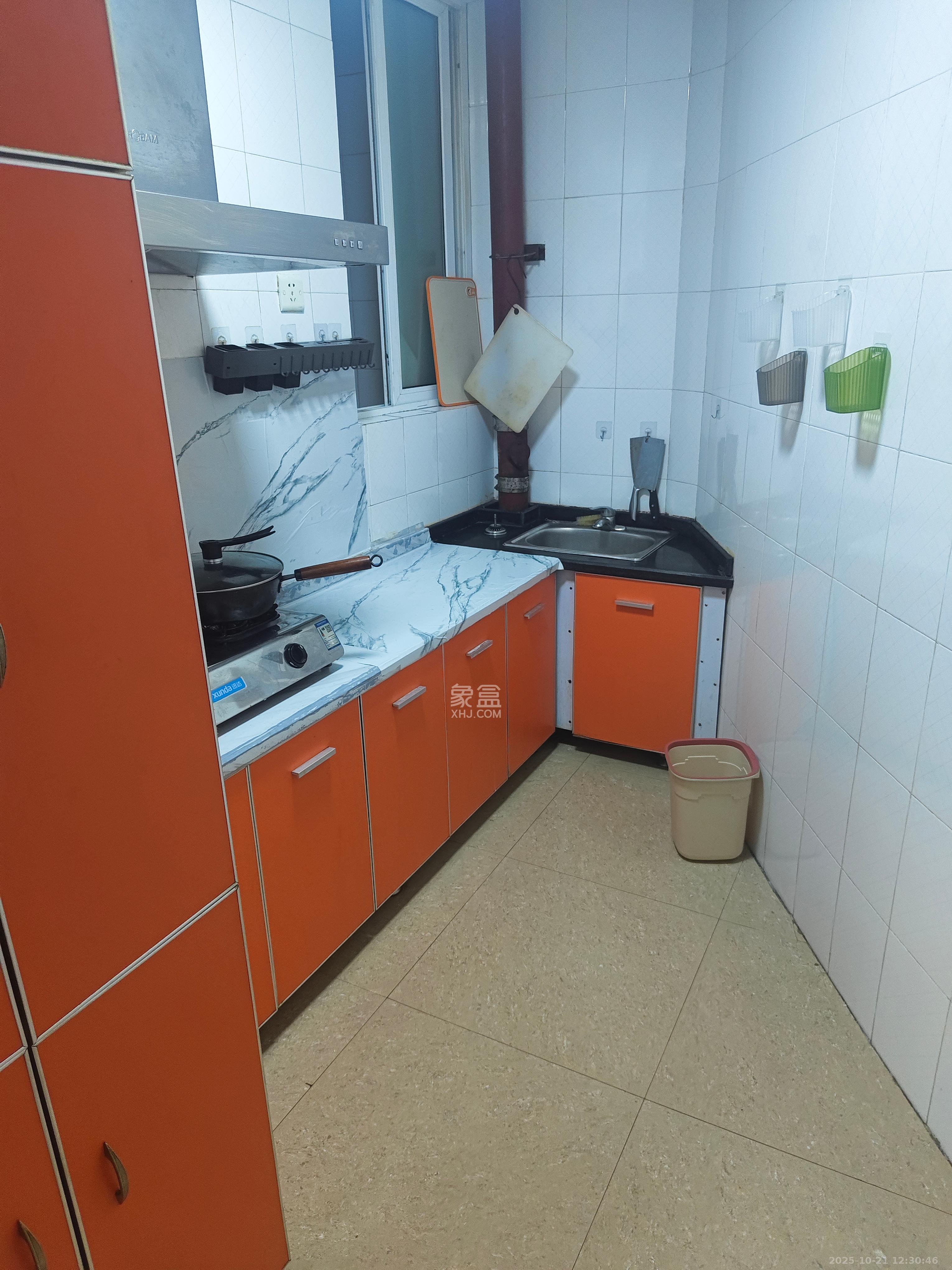 晶华美地  1室2厅1卫    1500.0元/月室内图