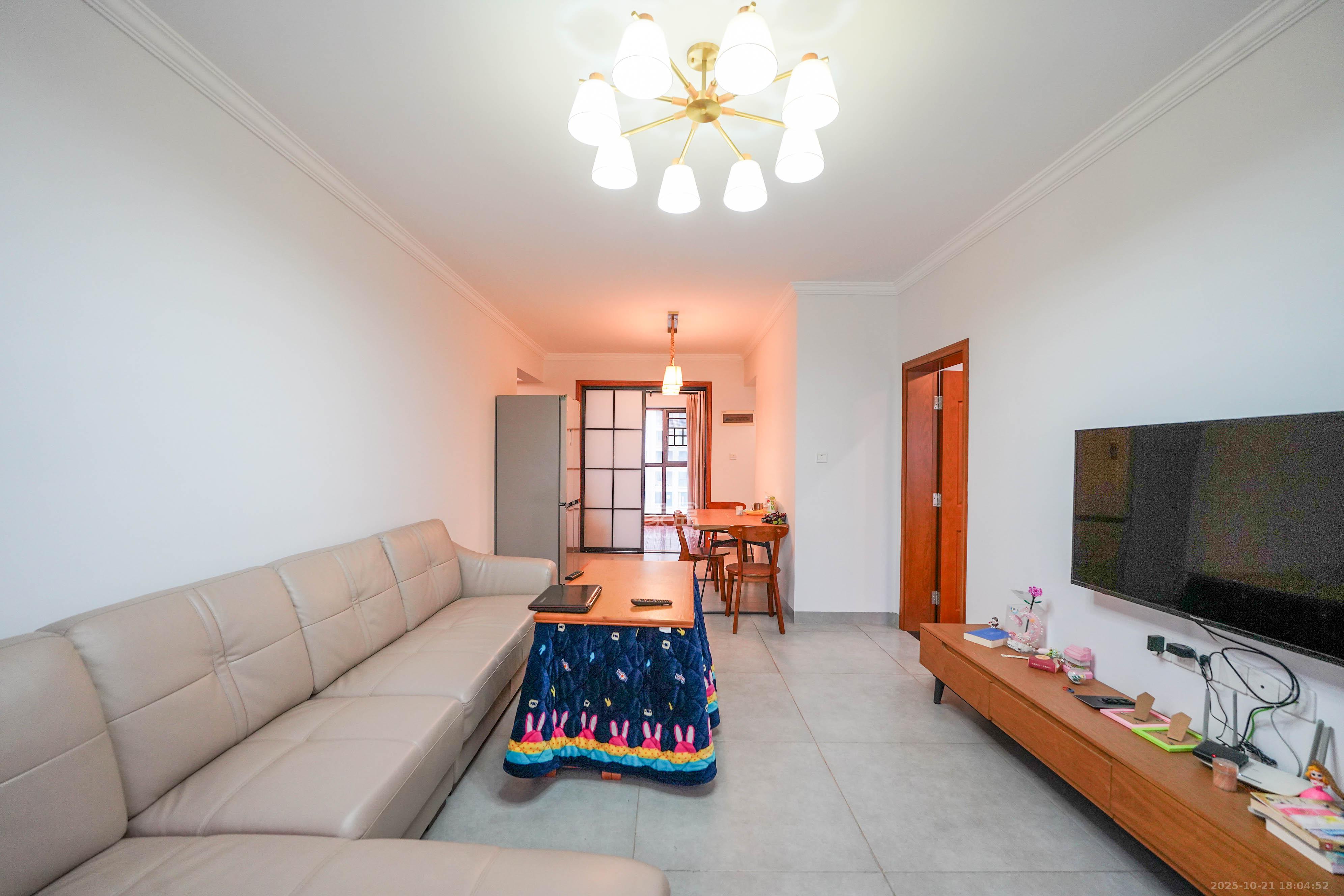 绿地新都会  3室2厅2卫    80.0万客厅