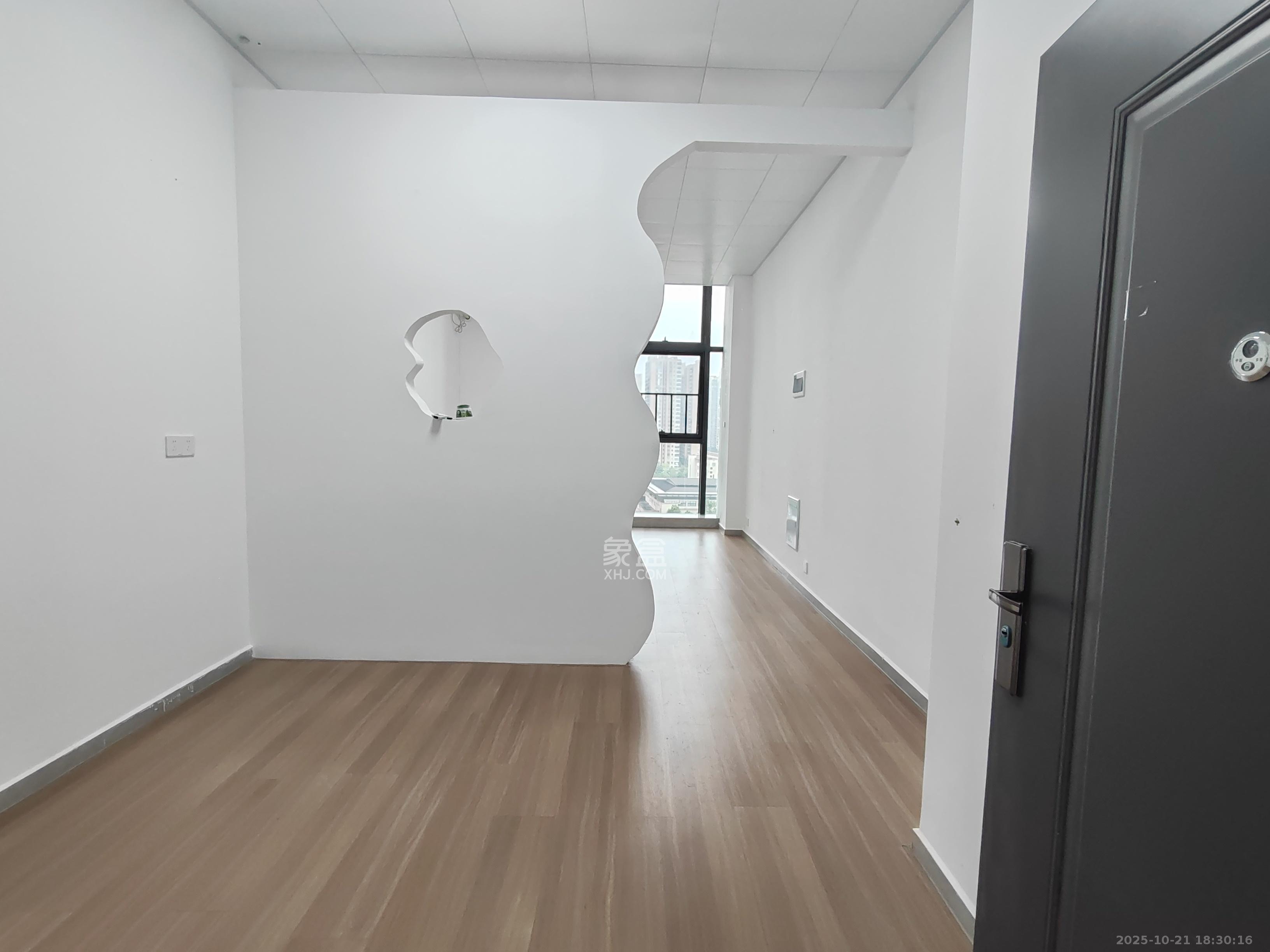 广大商务大厦  1室1厅1卫    1800.0元/月