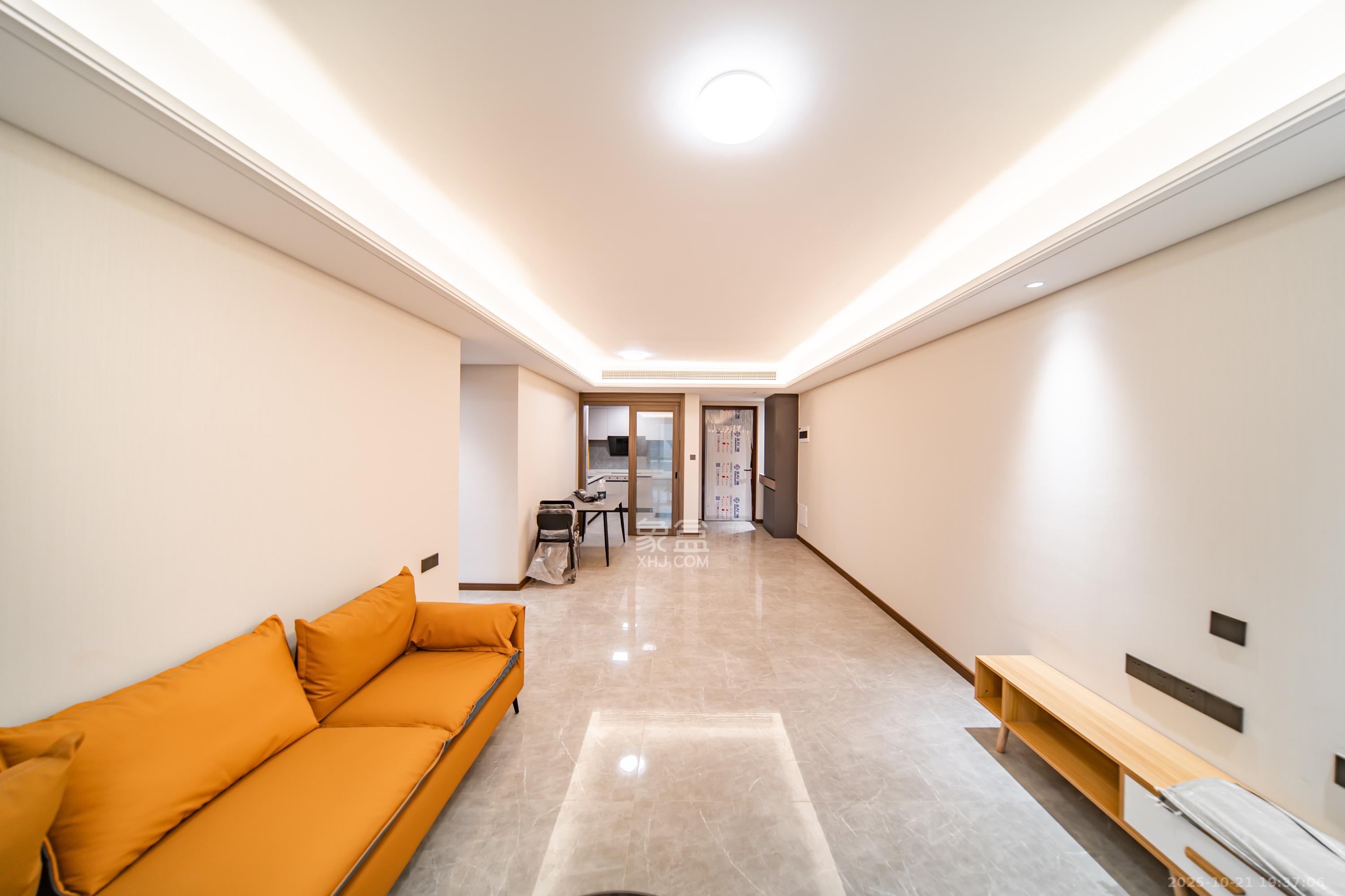 卓越洋湖晴翠 3室1厅1卫 188.0万 卓越洋湖晴翠 3室1厅1卫 188.0万客厅