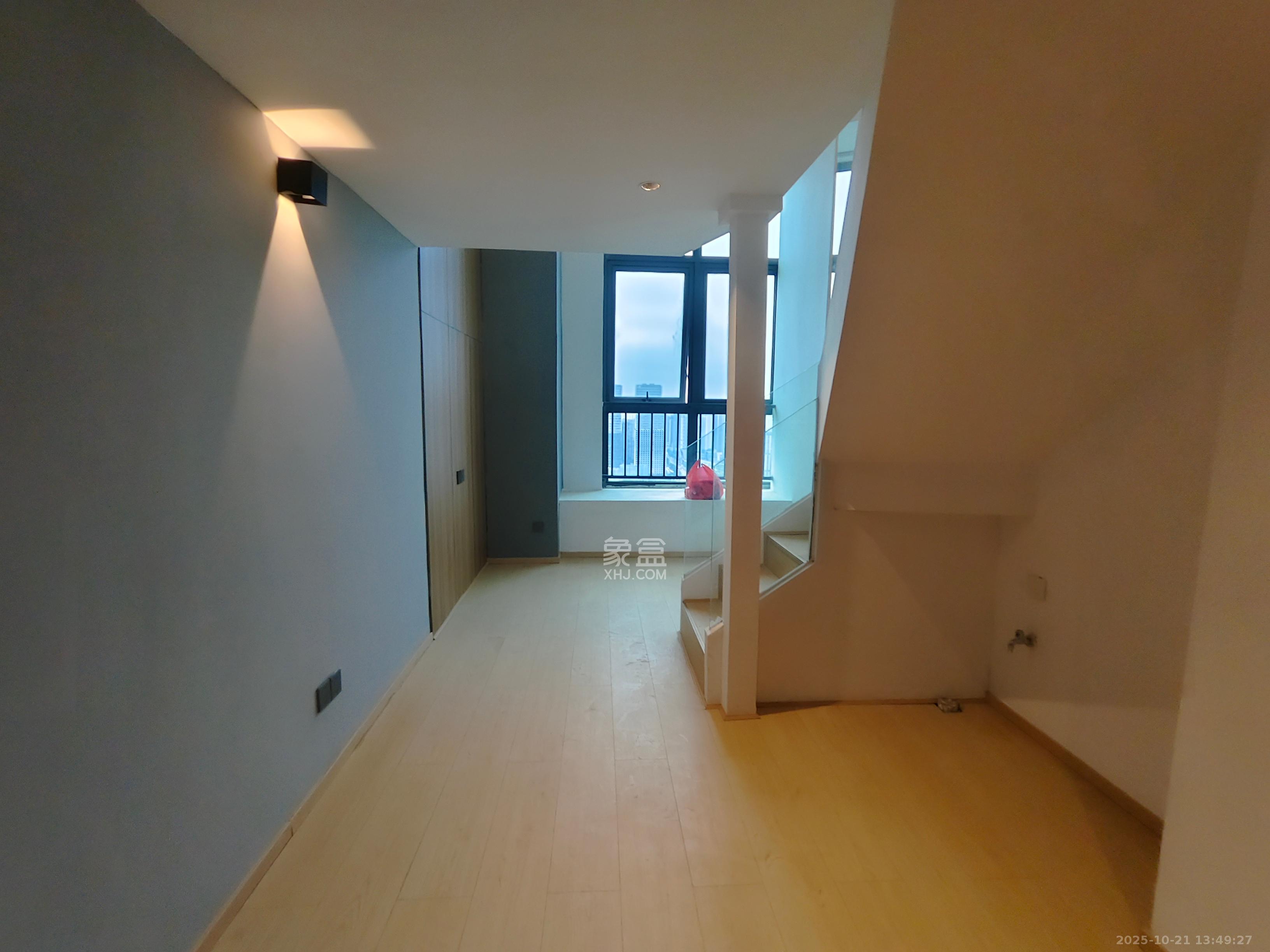 绿地商务广场  1室1厅1卫    1800.0元/月