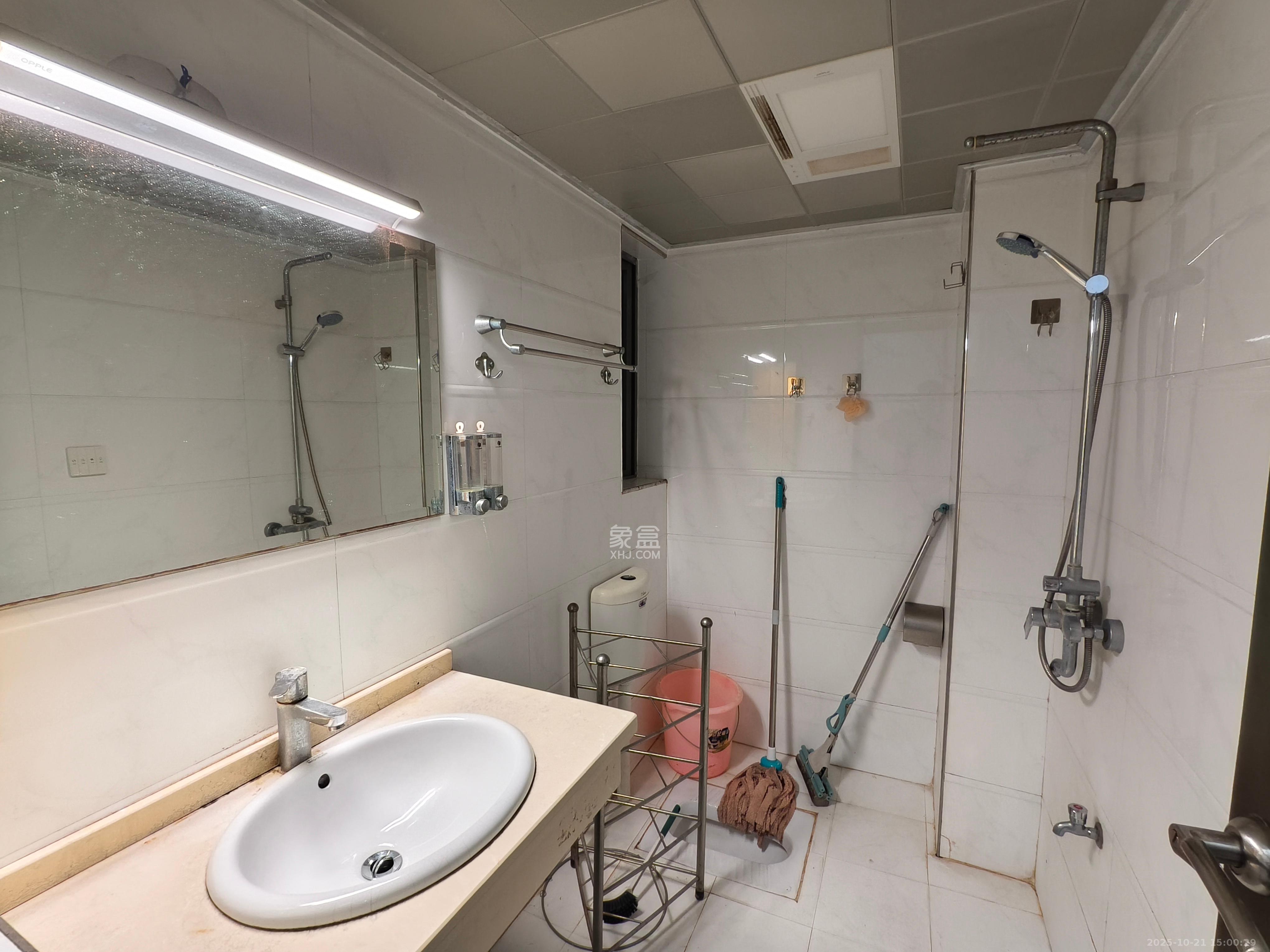 上海城小区  3室2厅2卫    1800.0元/月室内图