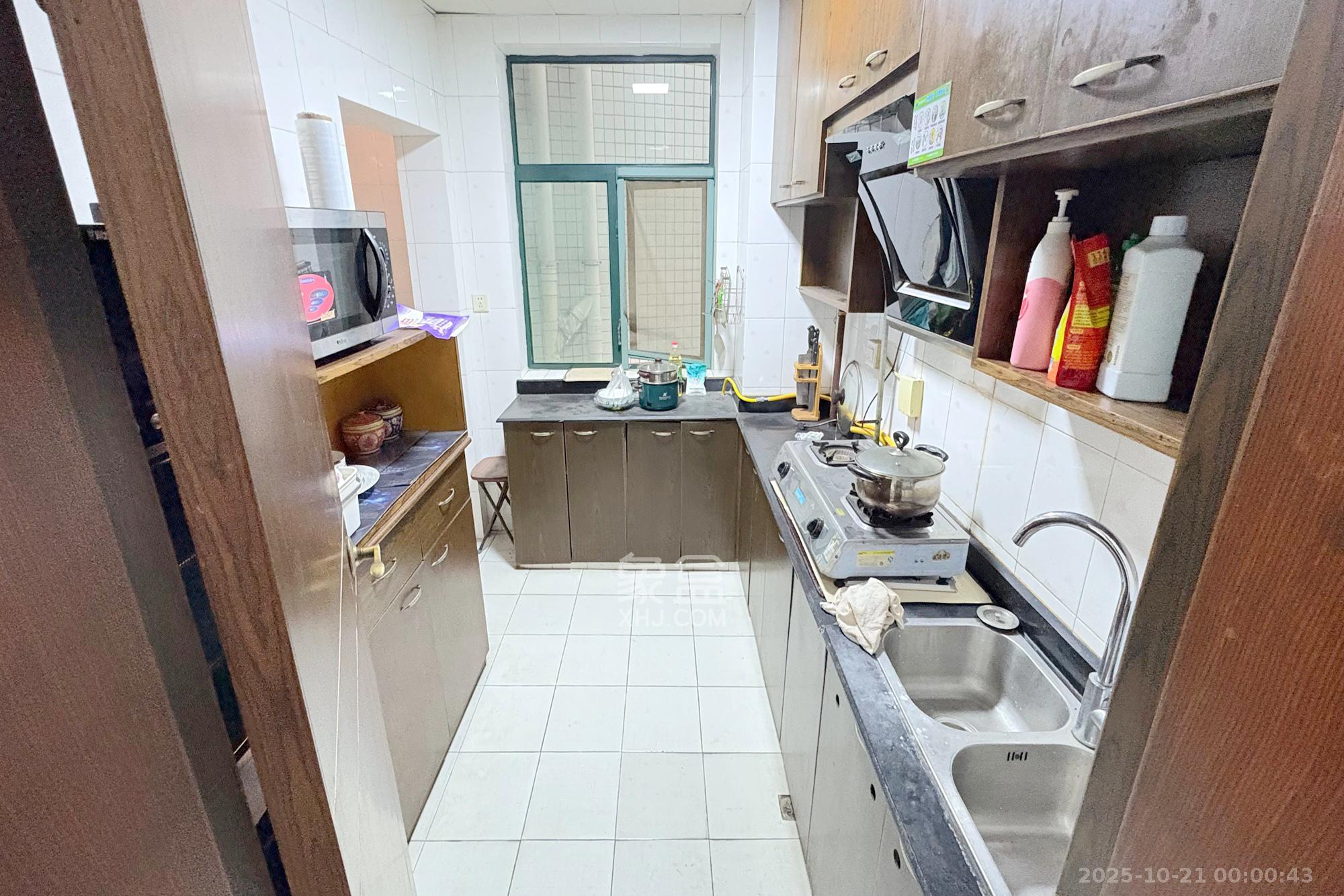 王府花园  3室2厅2卫    122.0万厨房