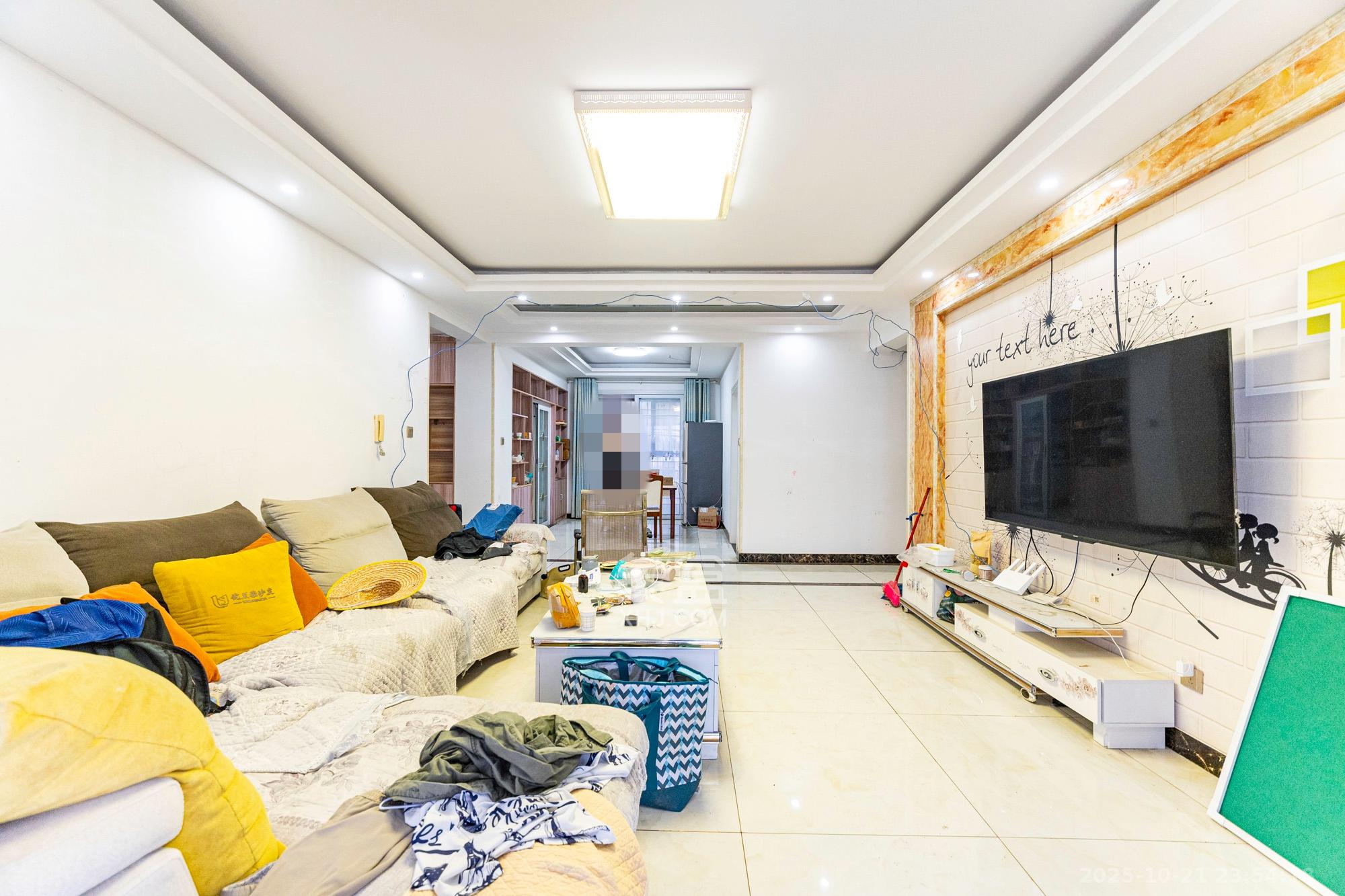 东方美地  3室2厅2卫    89.8万客厅