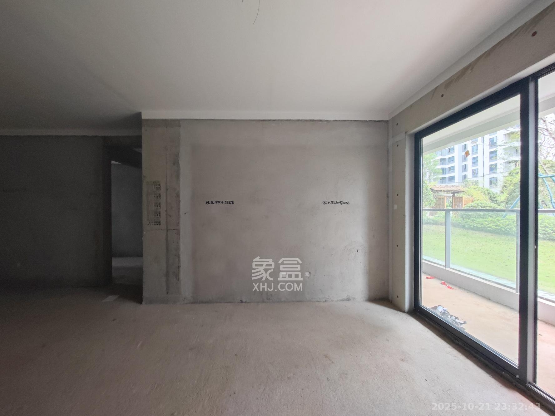 远洋红星天铂二期  4室2厅2卫    112.0万客厅