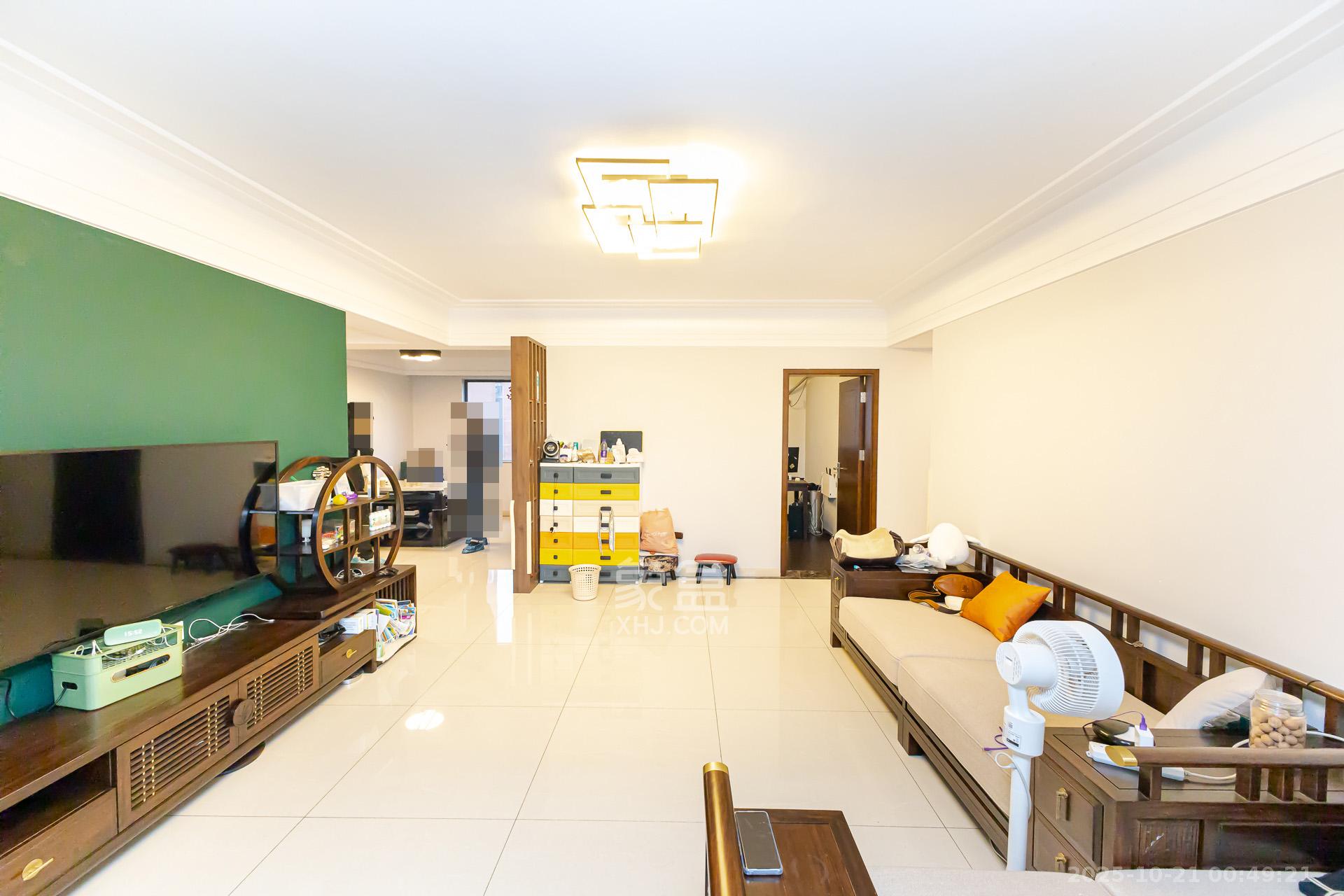 珠江东方明珠(新地东方明珠)三期 4室2厅2卫 120.0万 珠江东方明珠(新地东方明珠)三期 4室2厅2卫 120.0万客厅