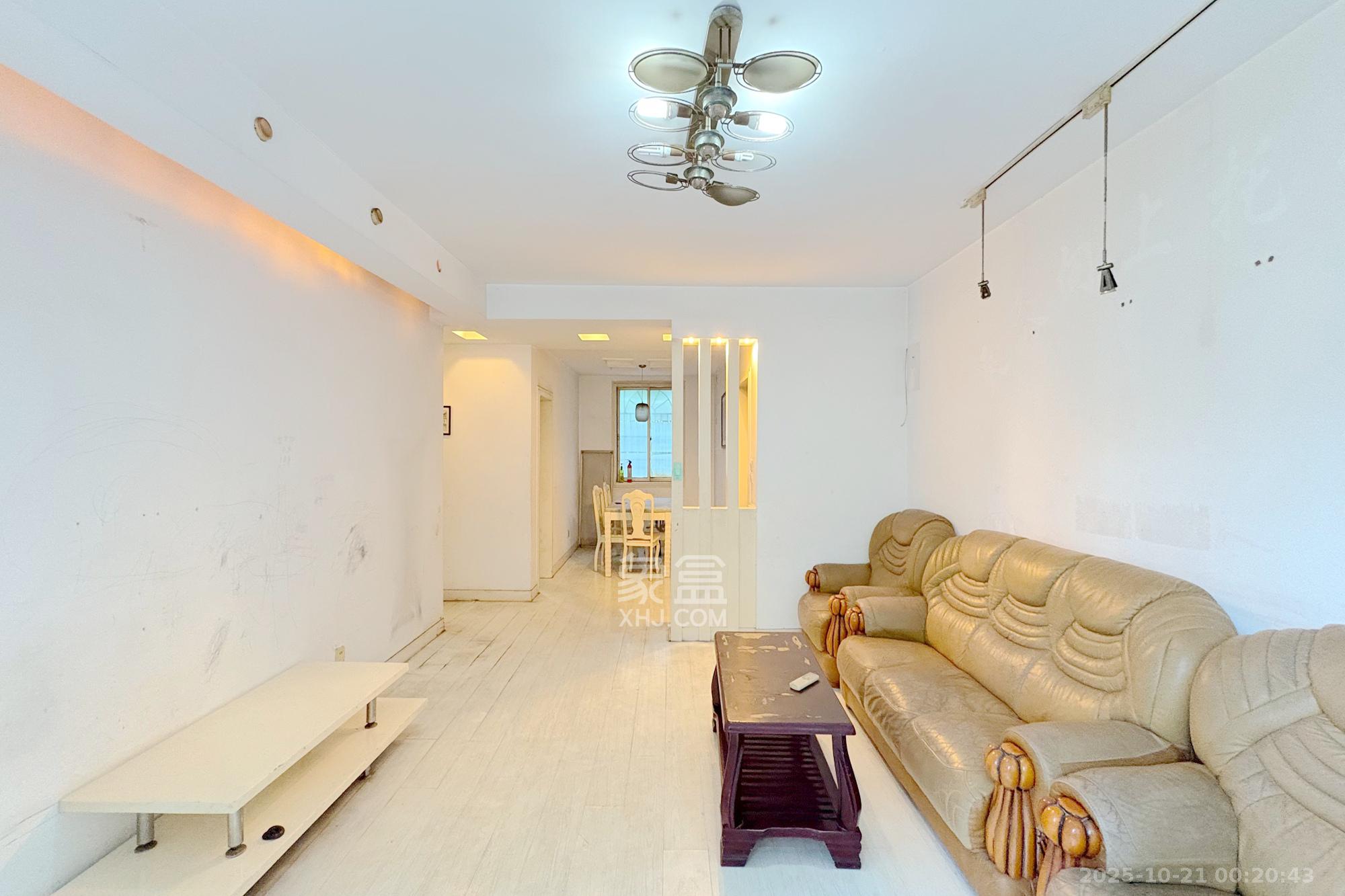 东南明苑 3室2厅2卫 63.8万 东南明苑 3室2厅2卫 63.8万客厅