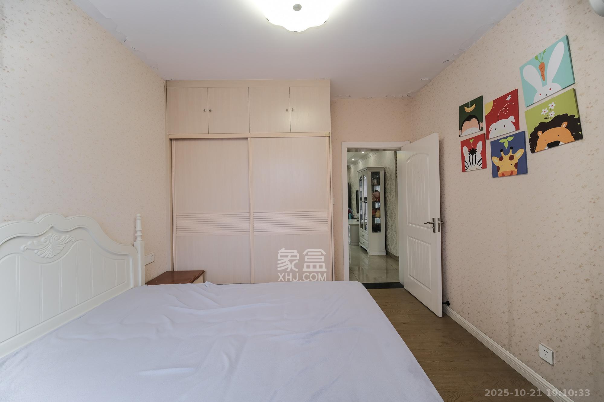 三一街区  3室2厅2卫    94.0万卧室