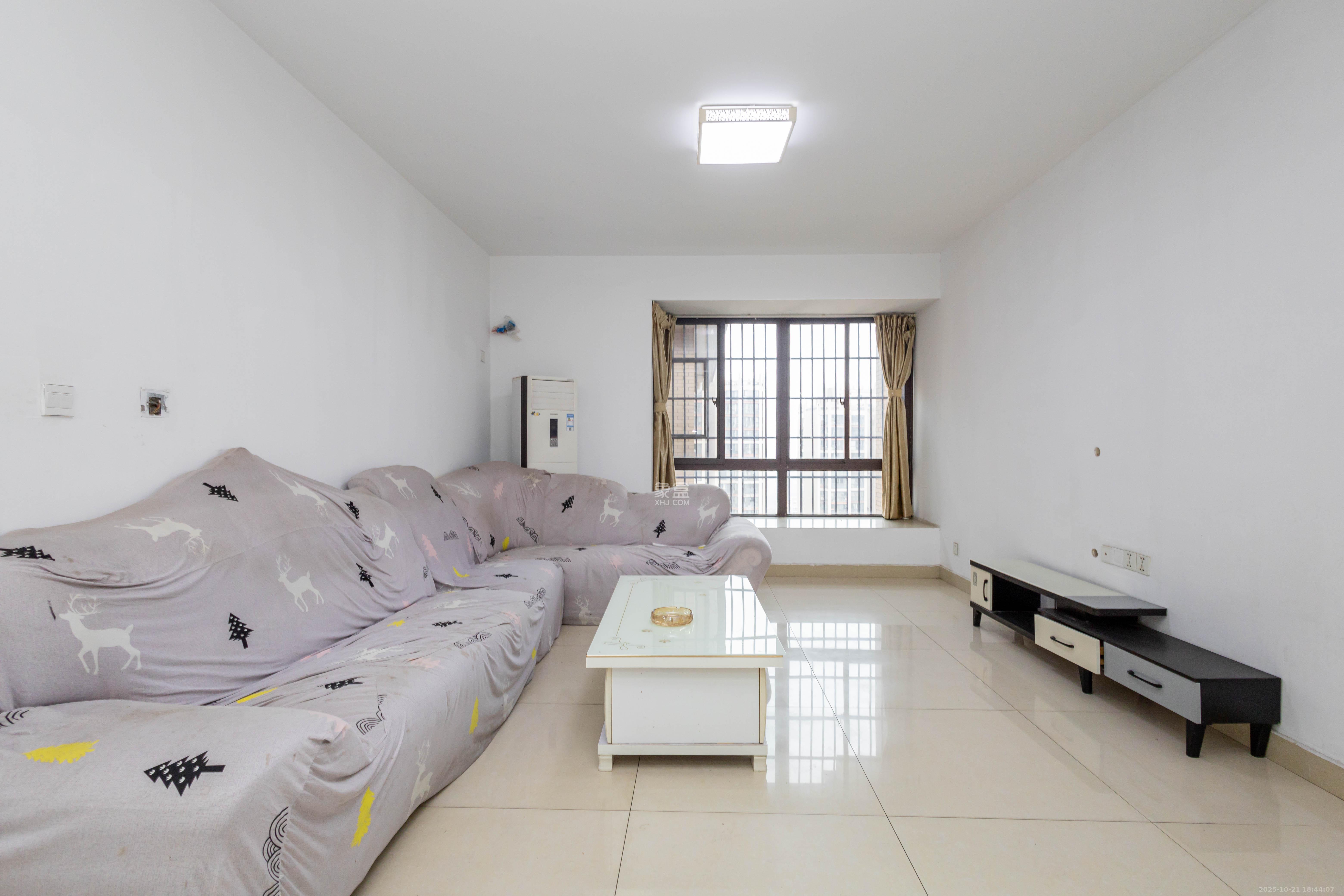 三景华御  4室2厅2卫   79.80万客厅