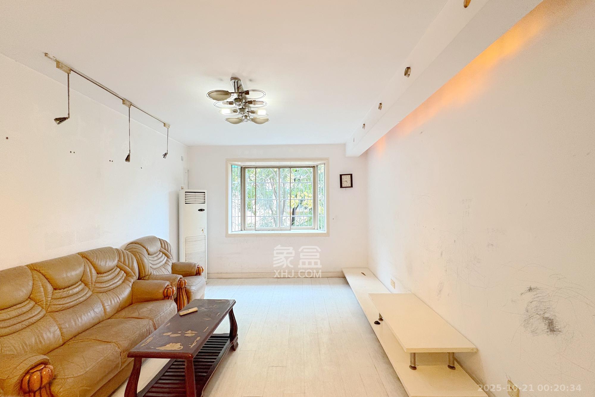 东南明苑 3室2厅2卫 63.8万 东南明苑 3室2厅2卫 63.8万客厅