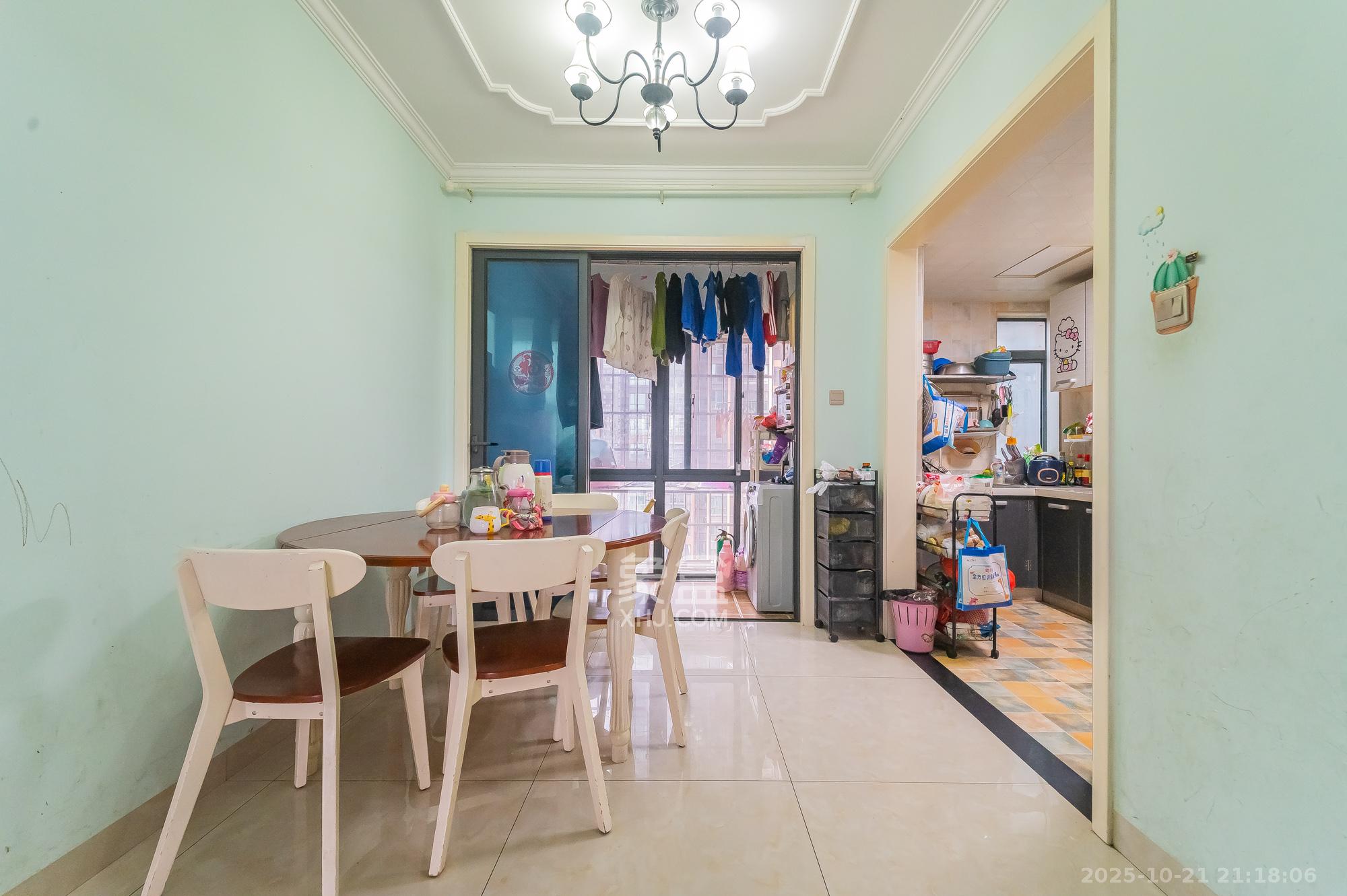 海伦春天  4室2厅2卫    98.0万客厅